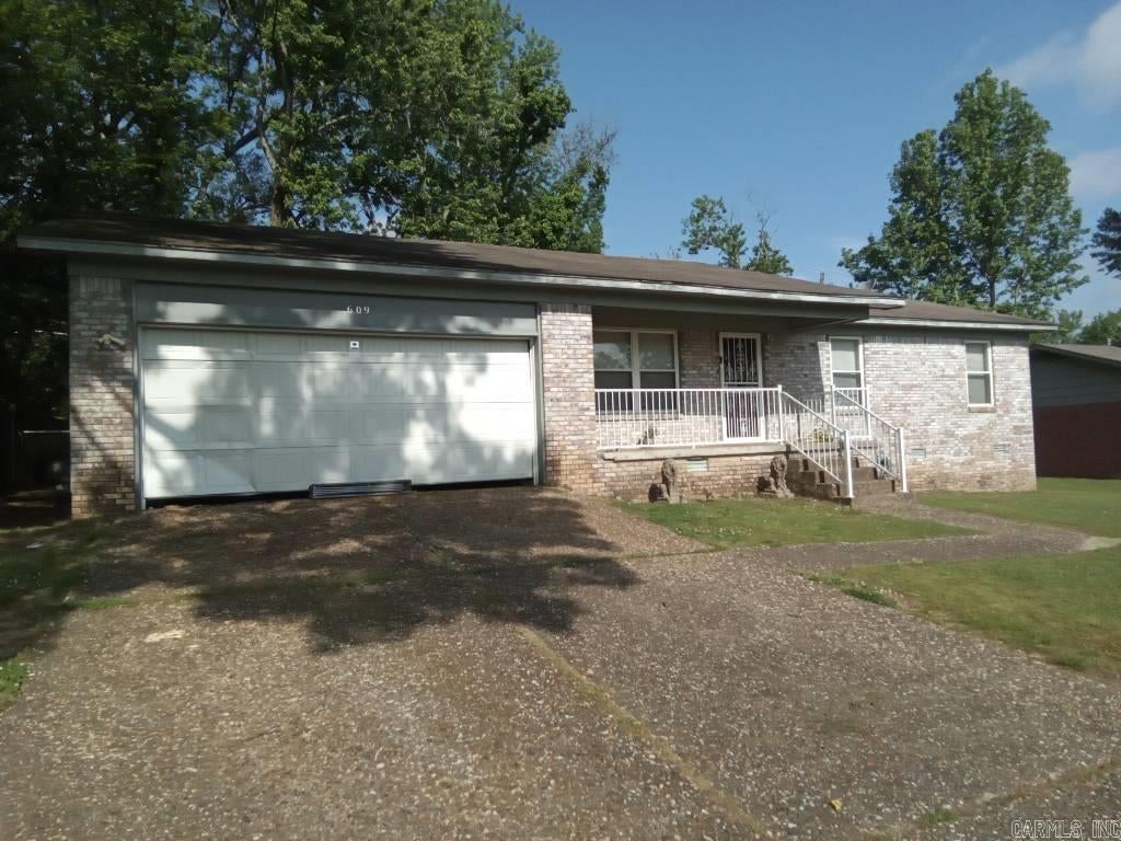609 Newcastle Dr — photo