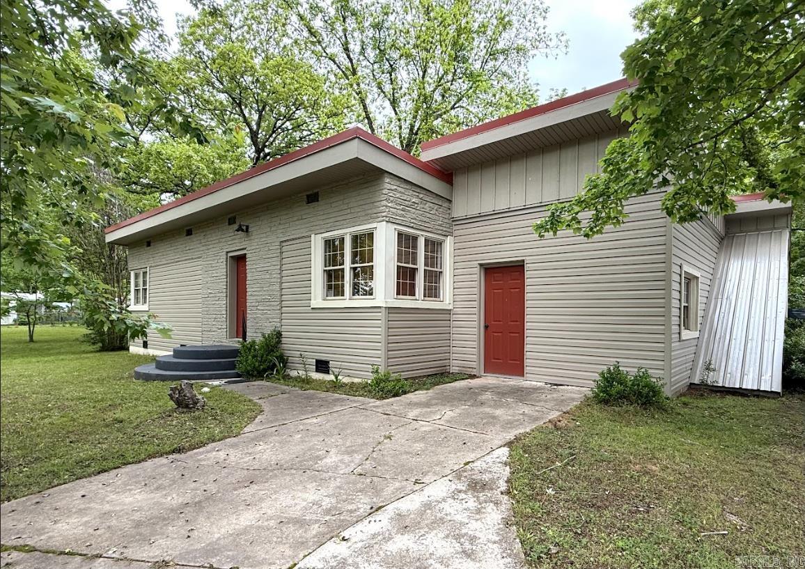 601 Clarence St. — photo