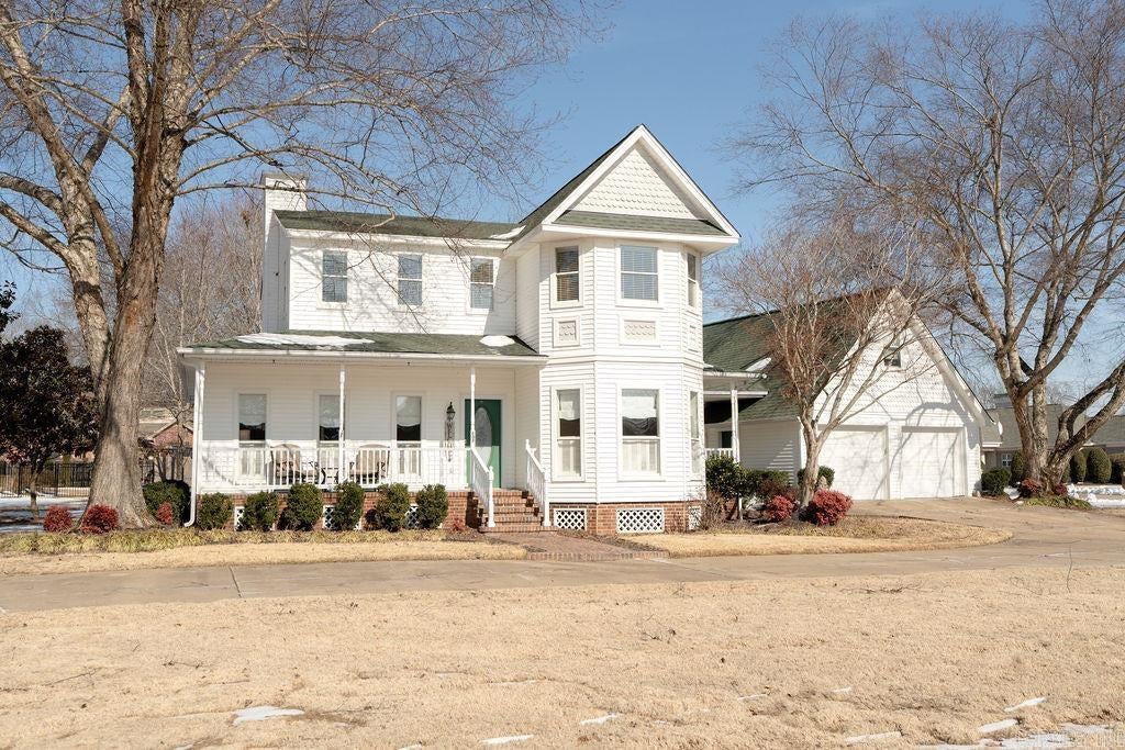 608 River Oaks Boulevard — photo