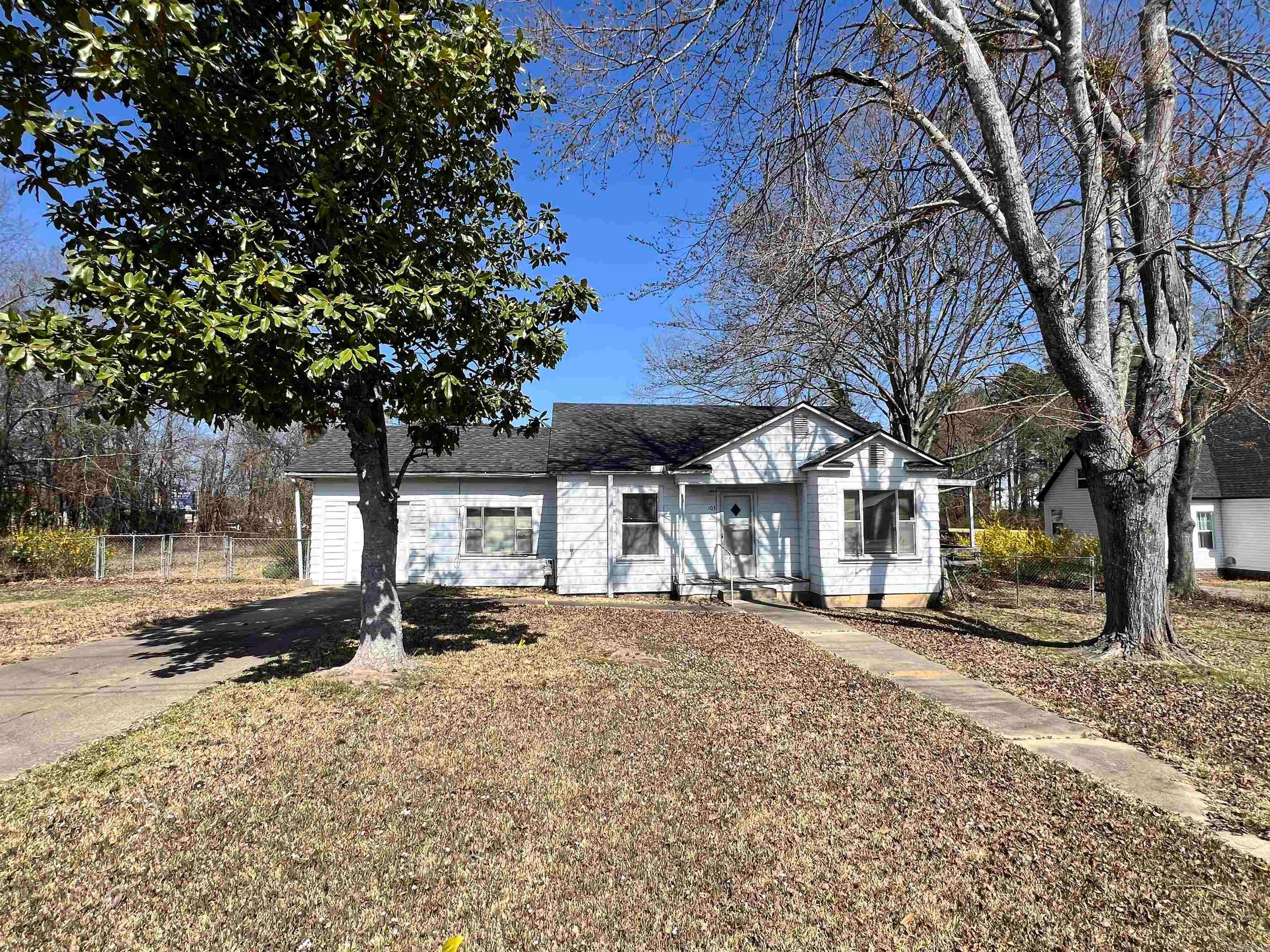 103 E Victory Street — photo