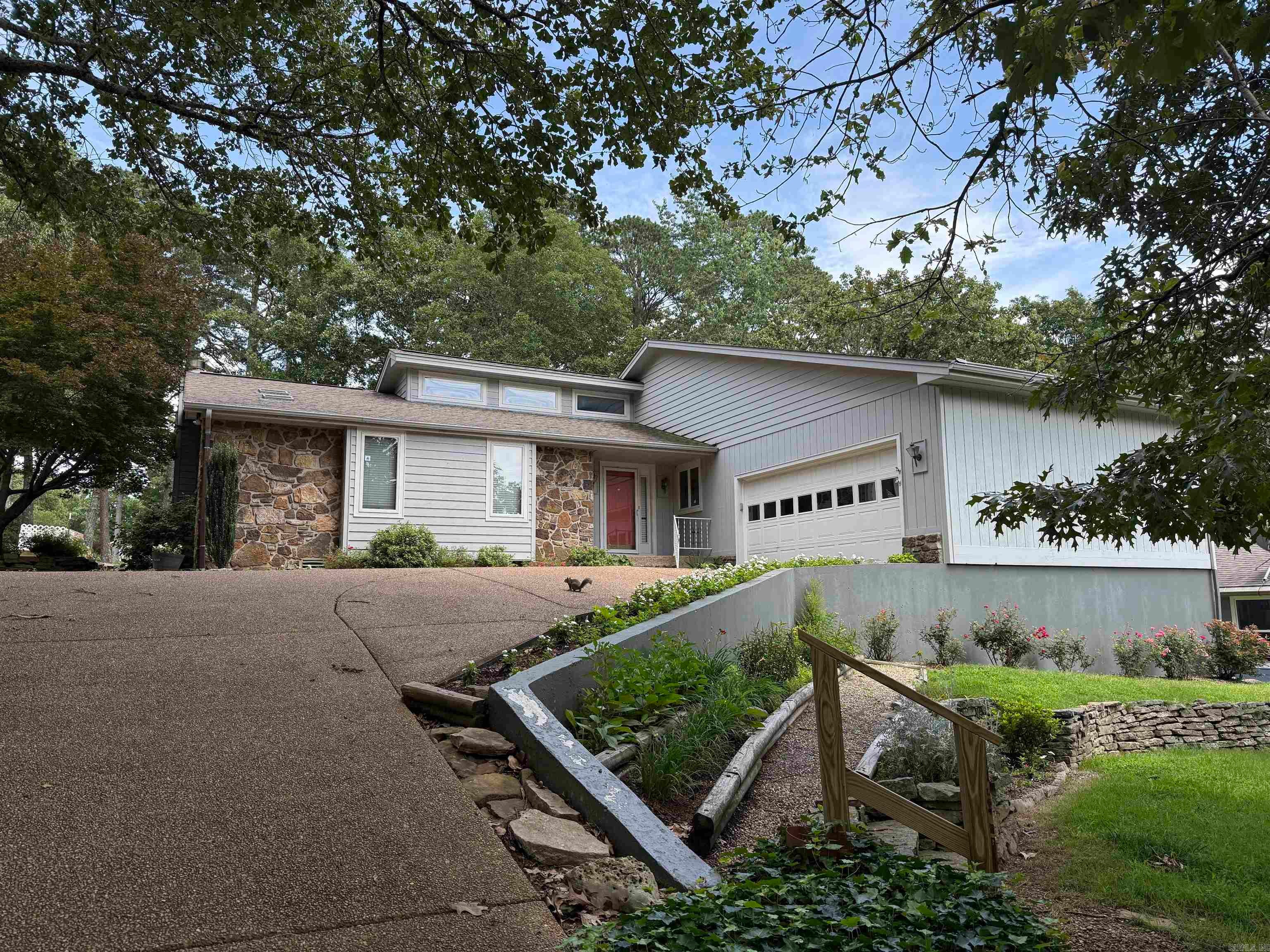 319 Snead Dr. — photo