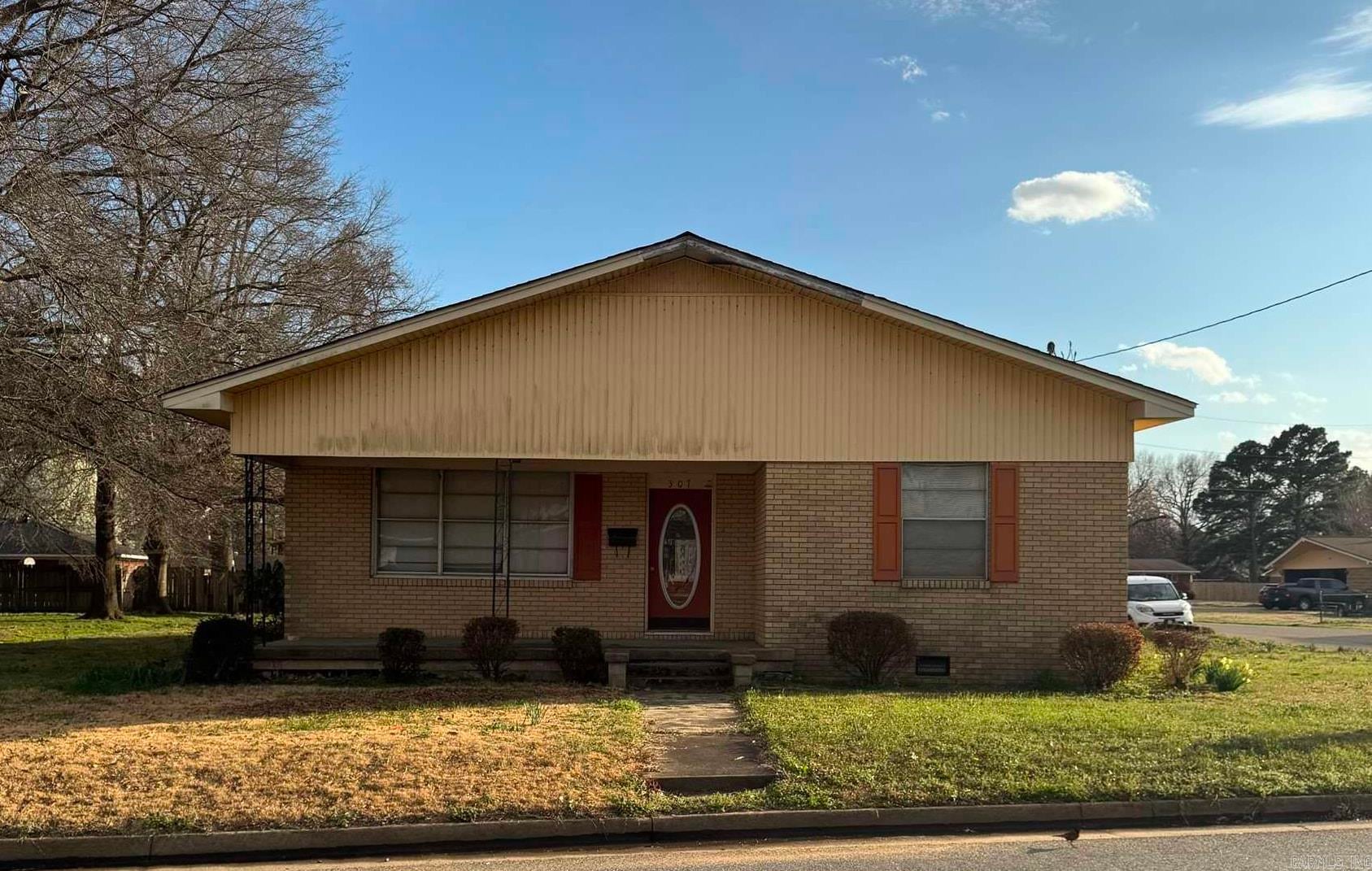 307 W Martin Dr — photo