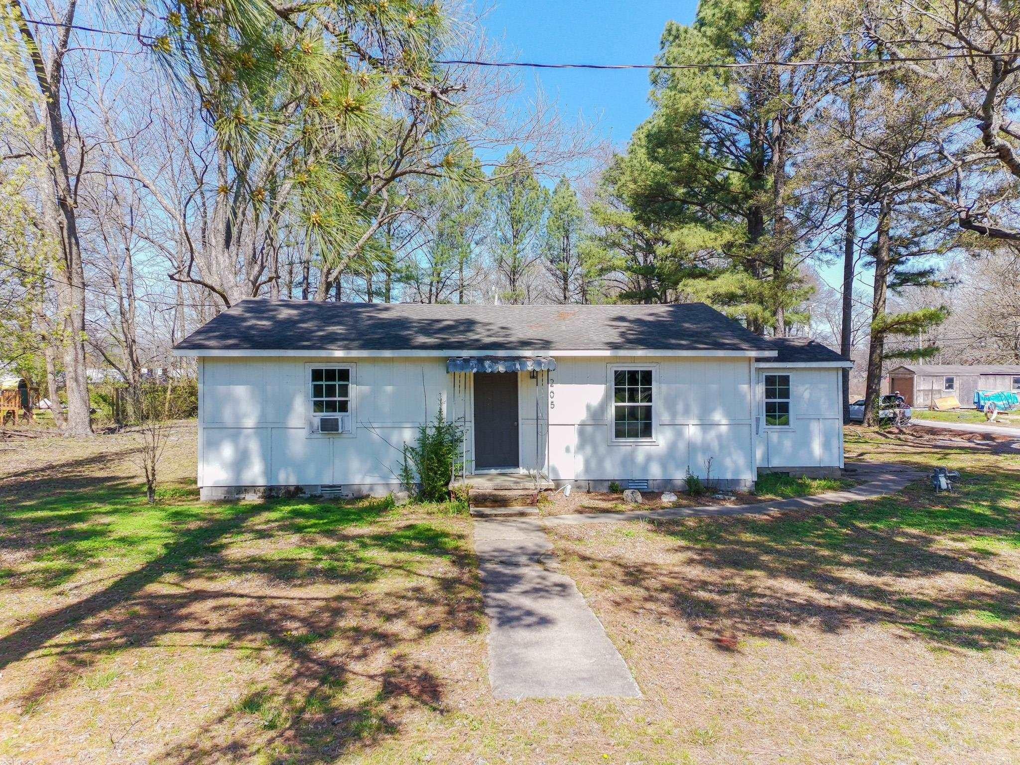 205 E Matthews Street — photo