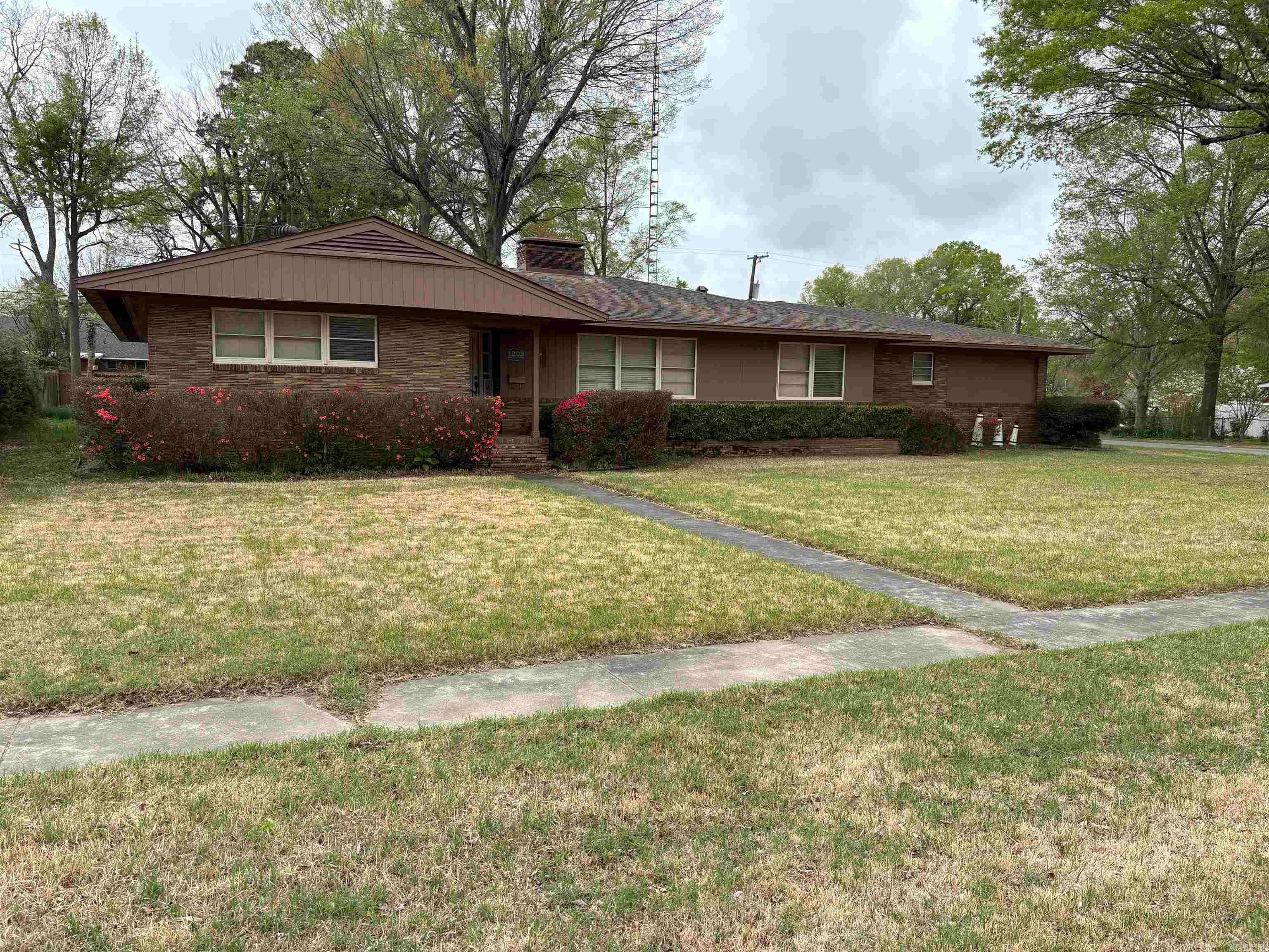 1203 Marion Dr — photo