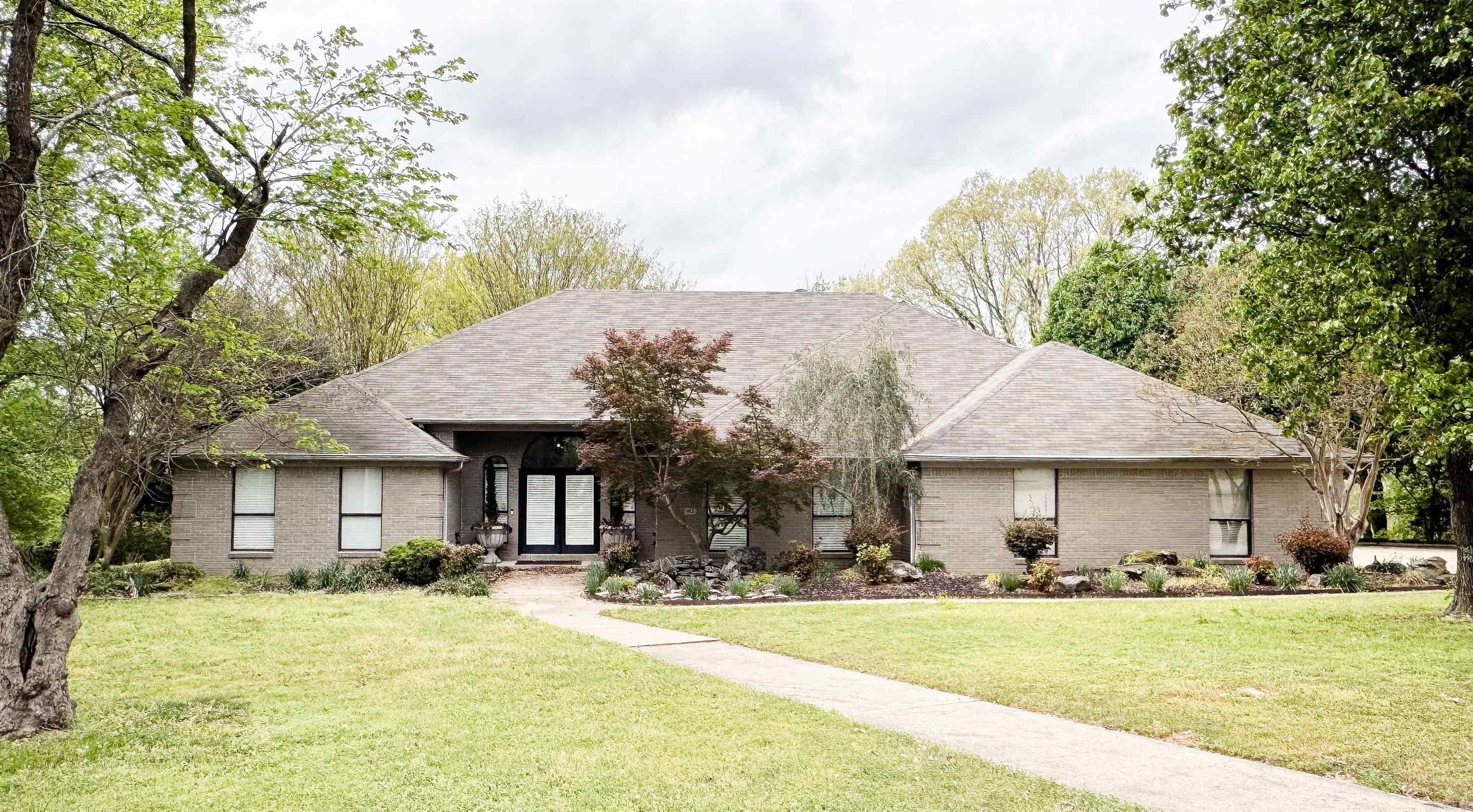 912 Nottingham Court — photo