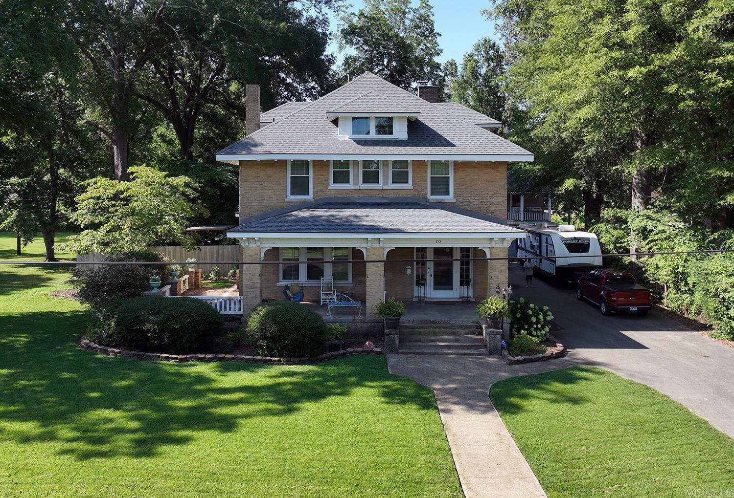 813 Hamilton Ave E — photo