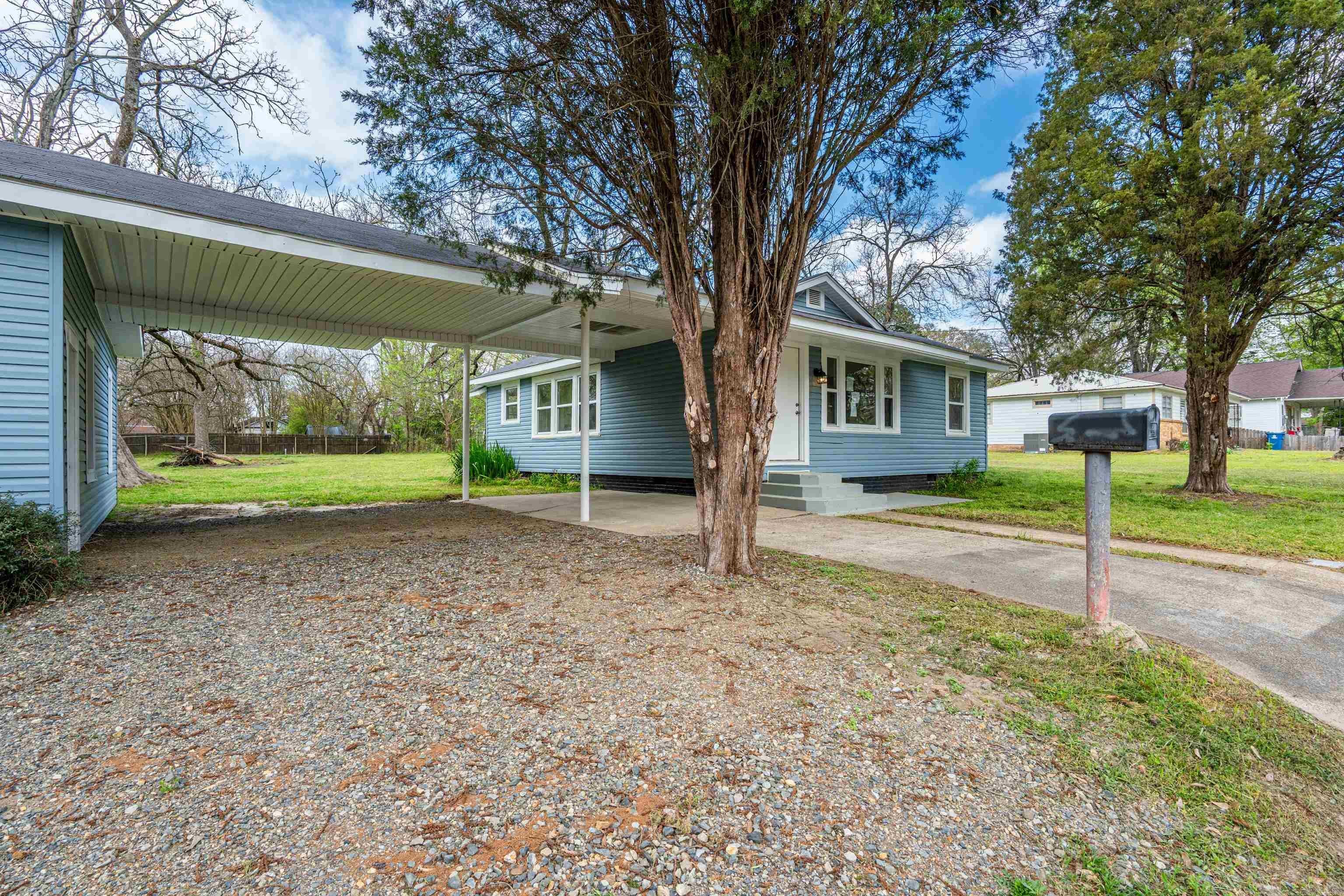718 Baker Street — photo