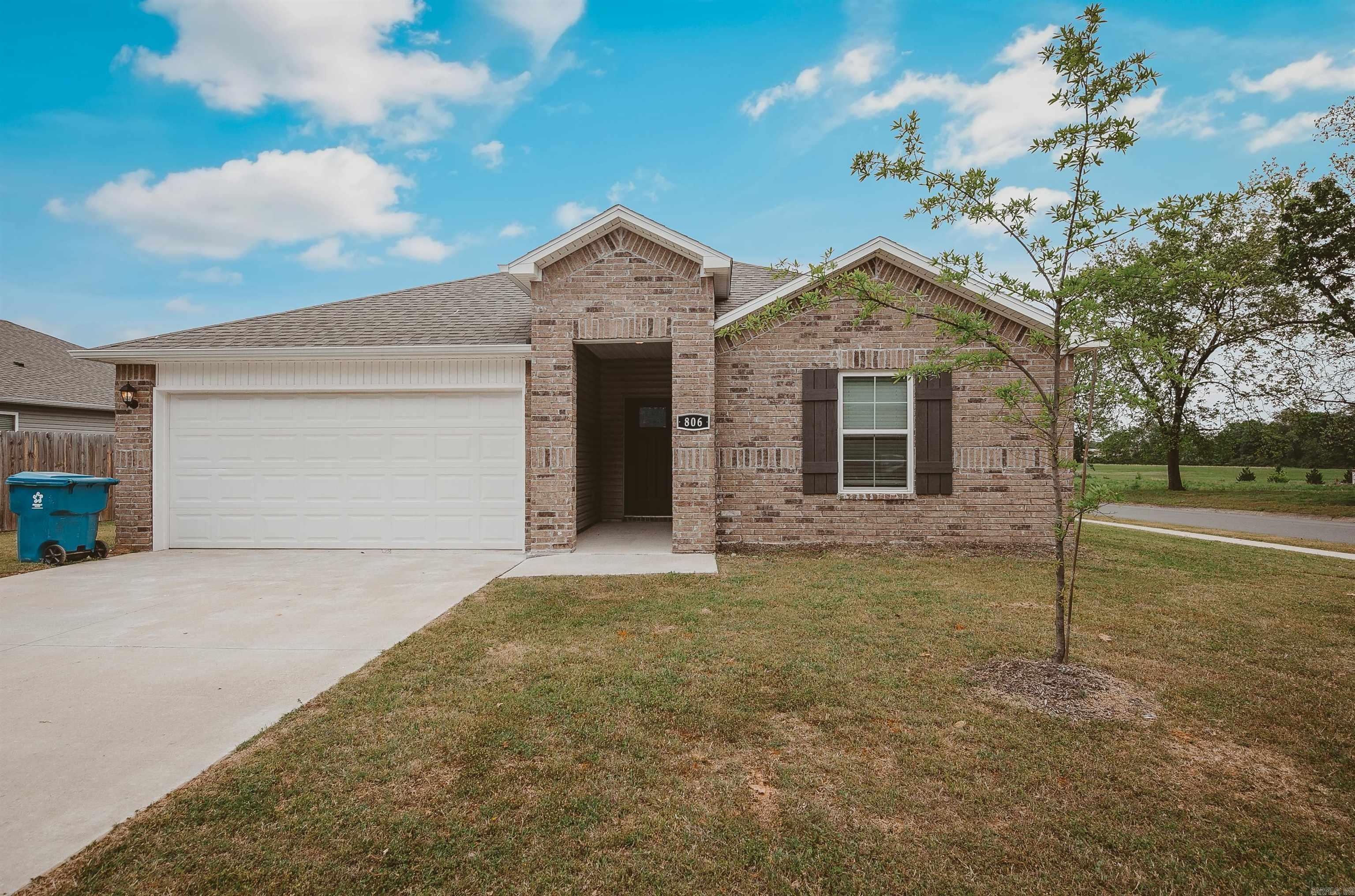 806 Comanche Drive — photo