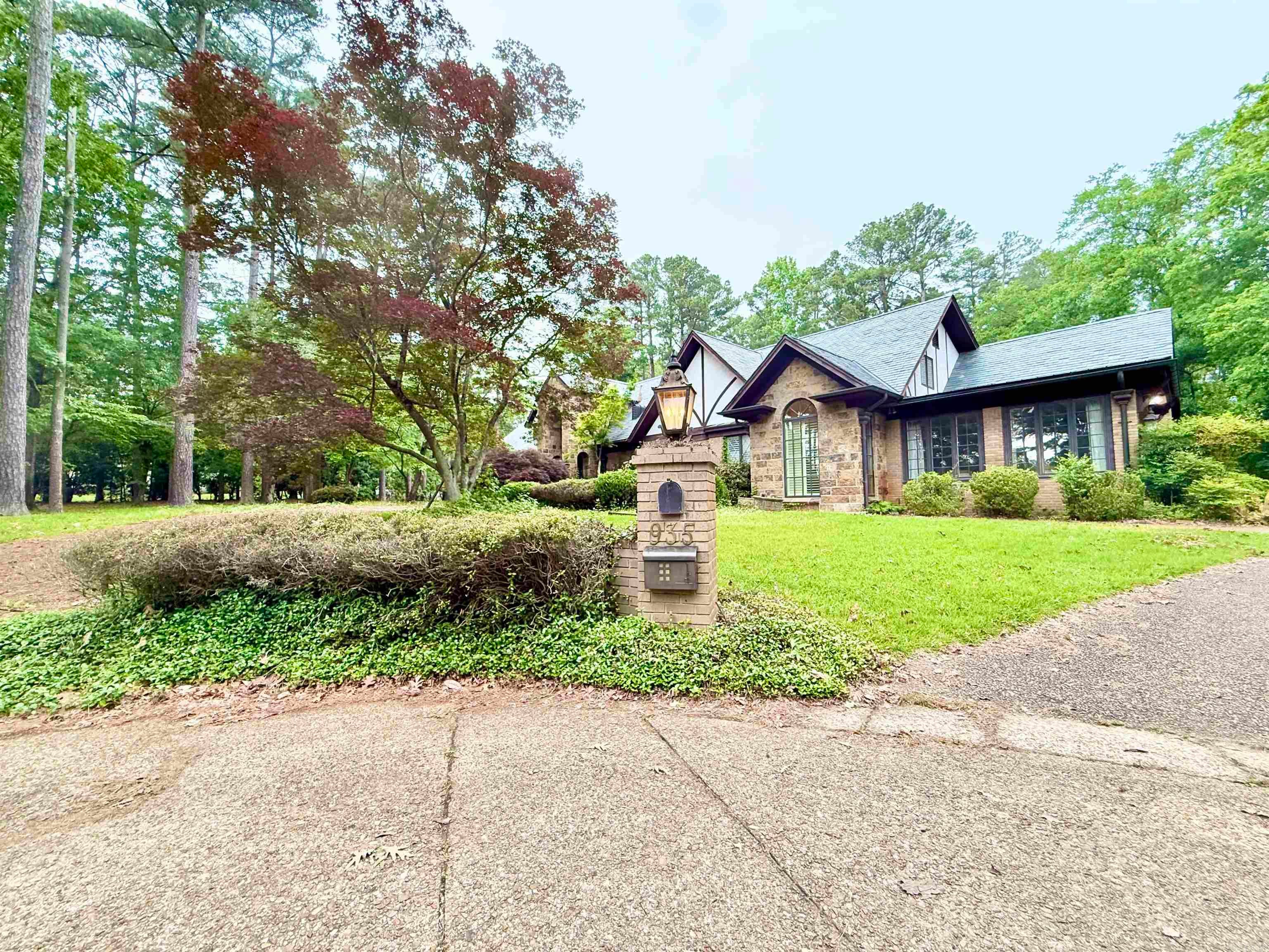 935 Brookridge Drive — photo