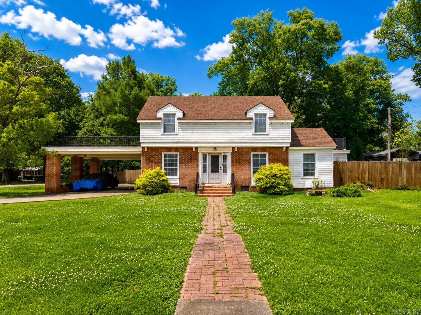 1501 Red Bud Ln — photo