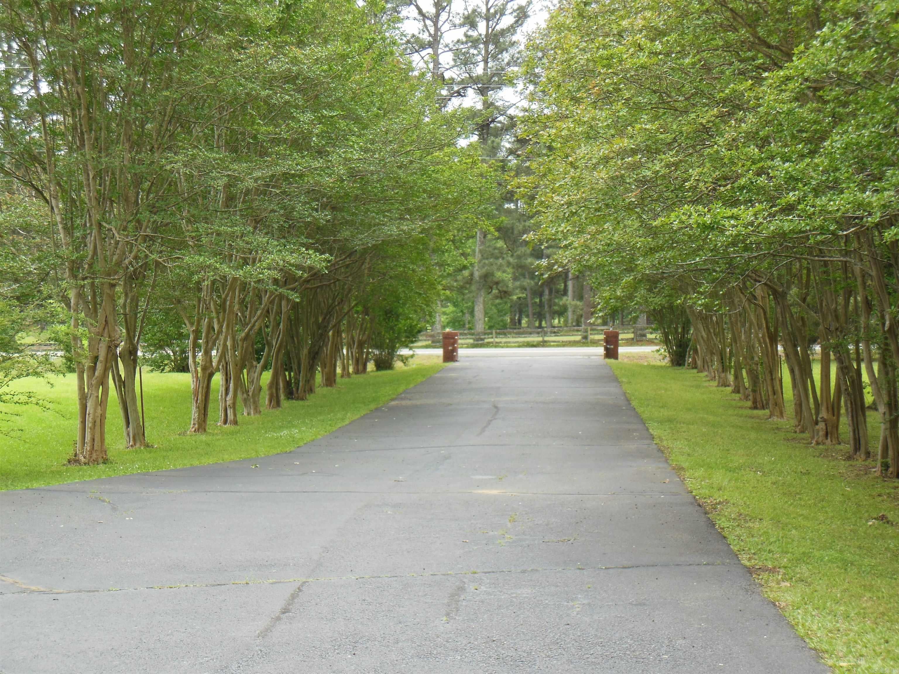 Home in Malvern, AR 72104 — photo 2