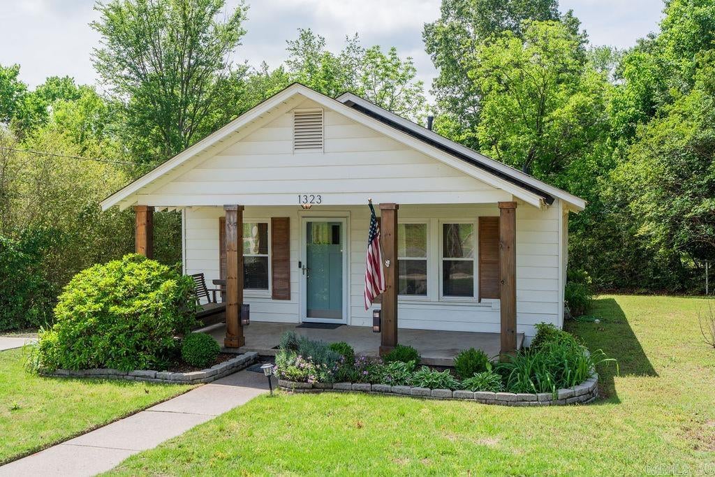 1323 W Searcy Street — photo