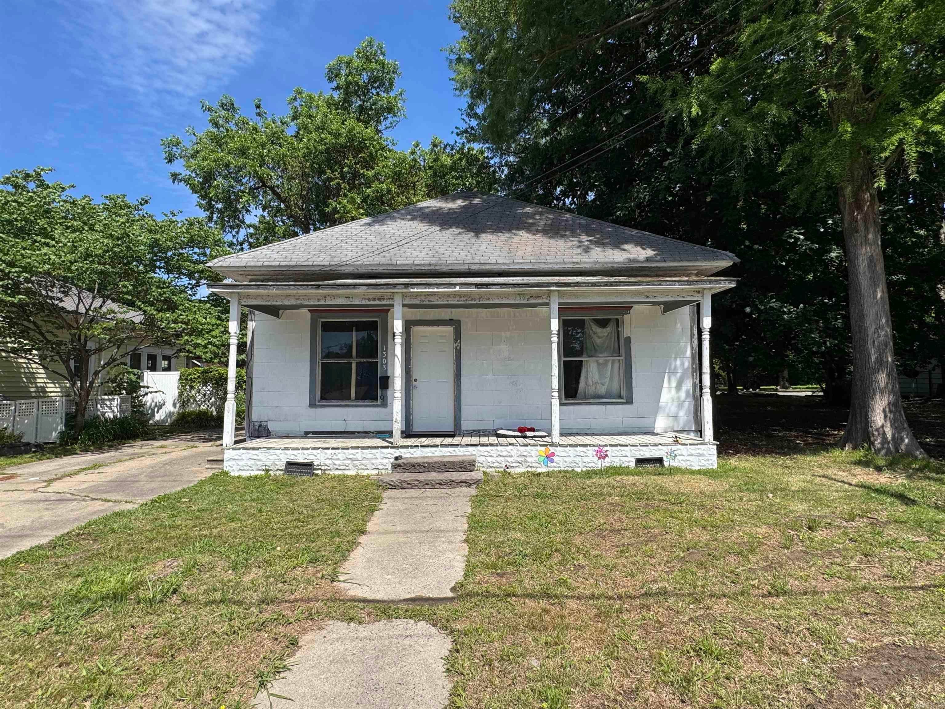 1303 S Buerkle Street — photo