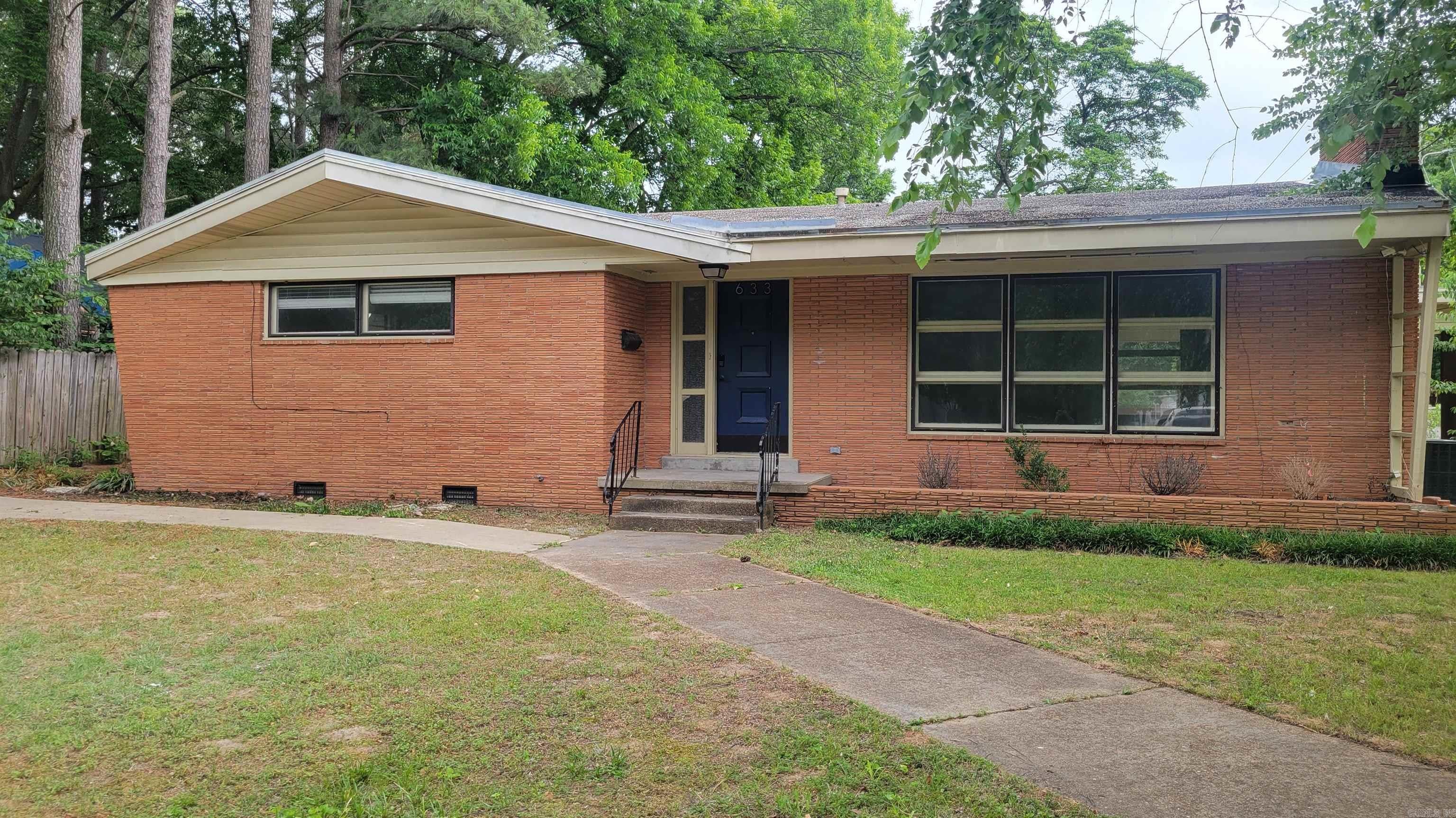 633 W College — photo