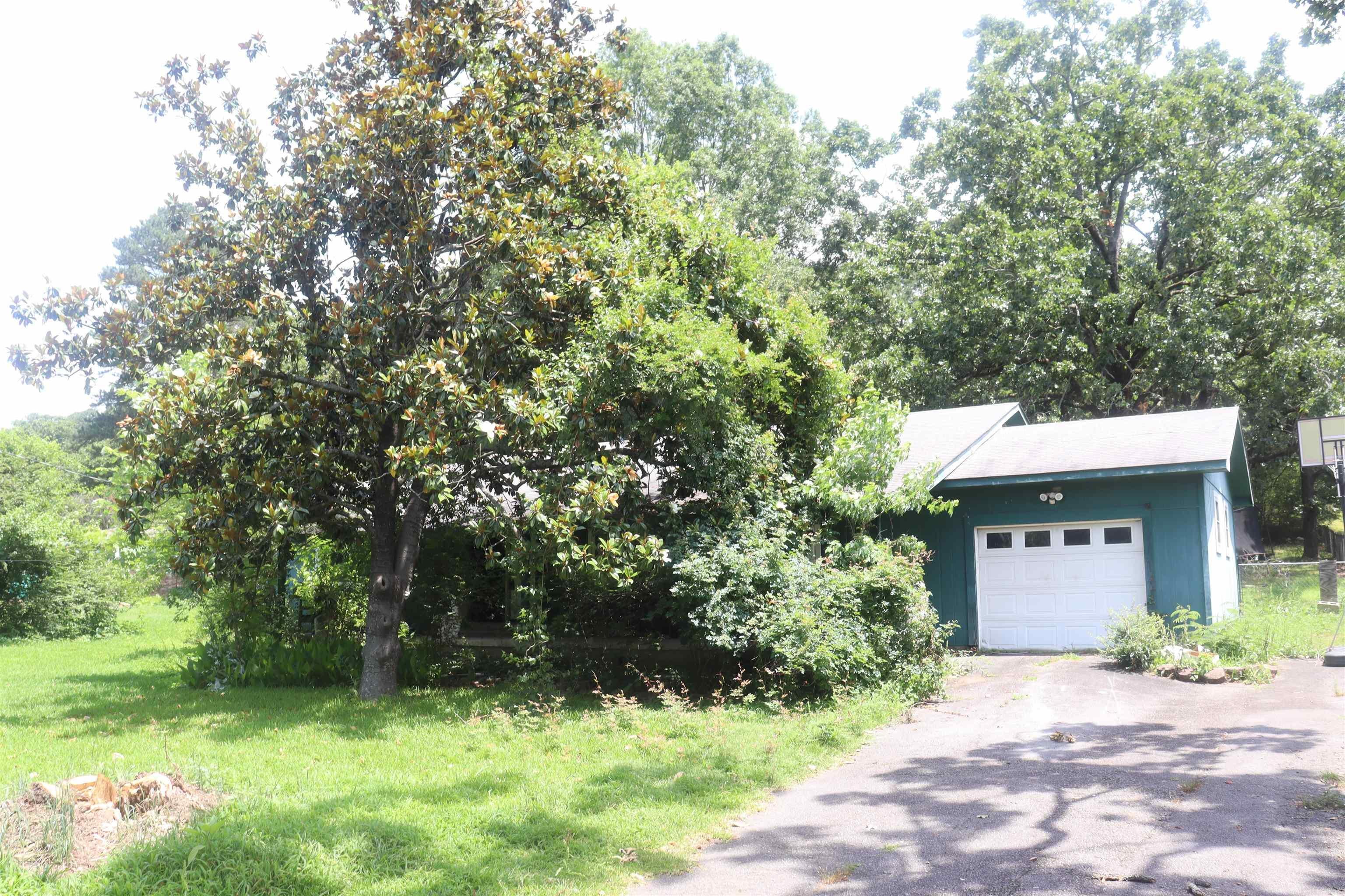 8916 MacArthur Drive — photo