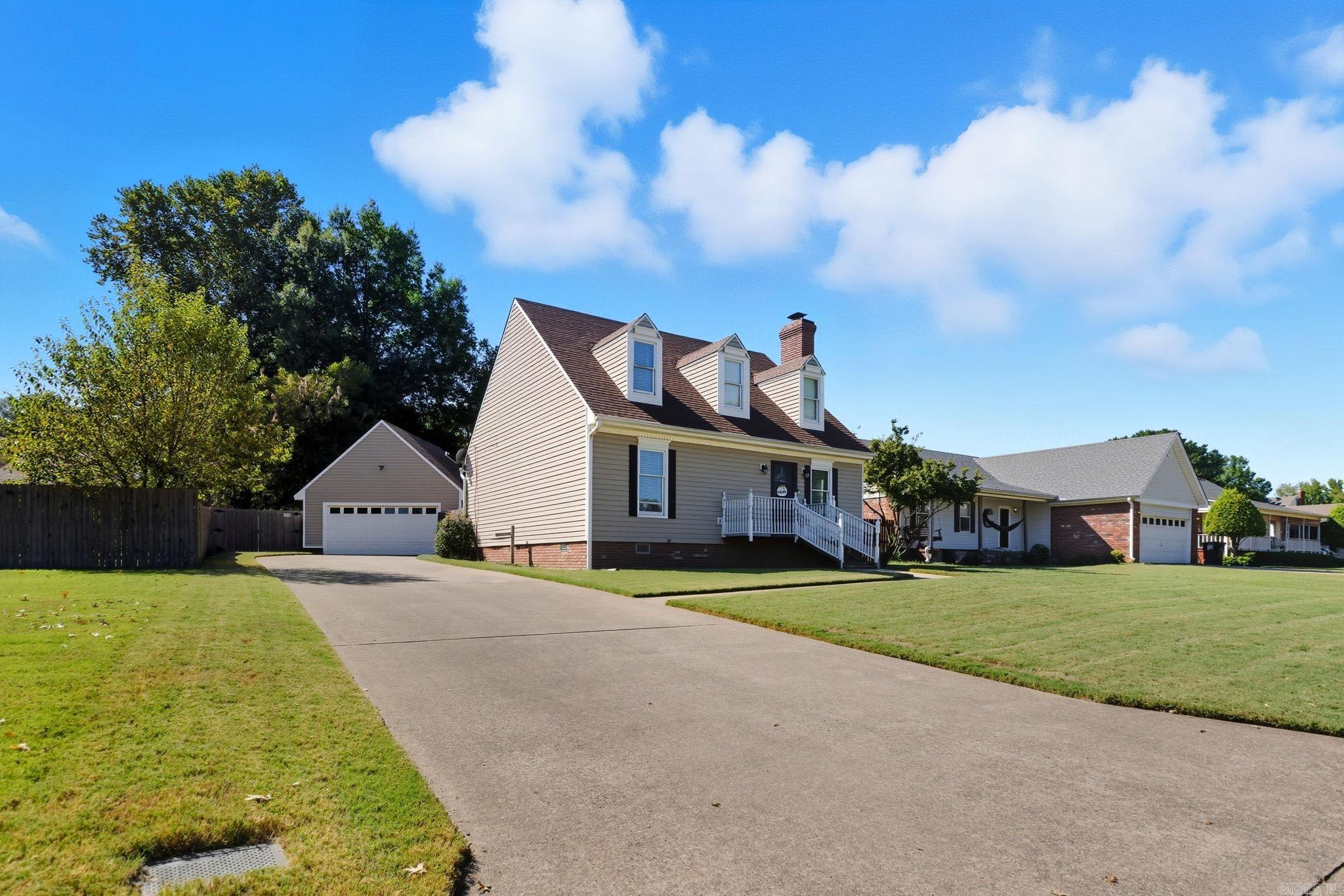 14 White Oak Circle — photo