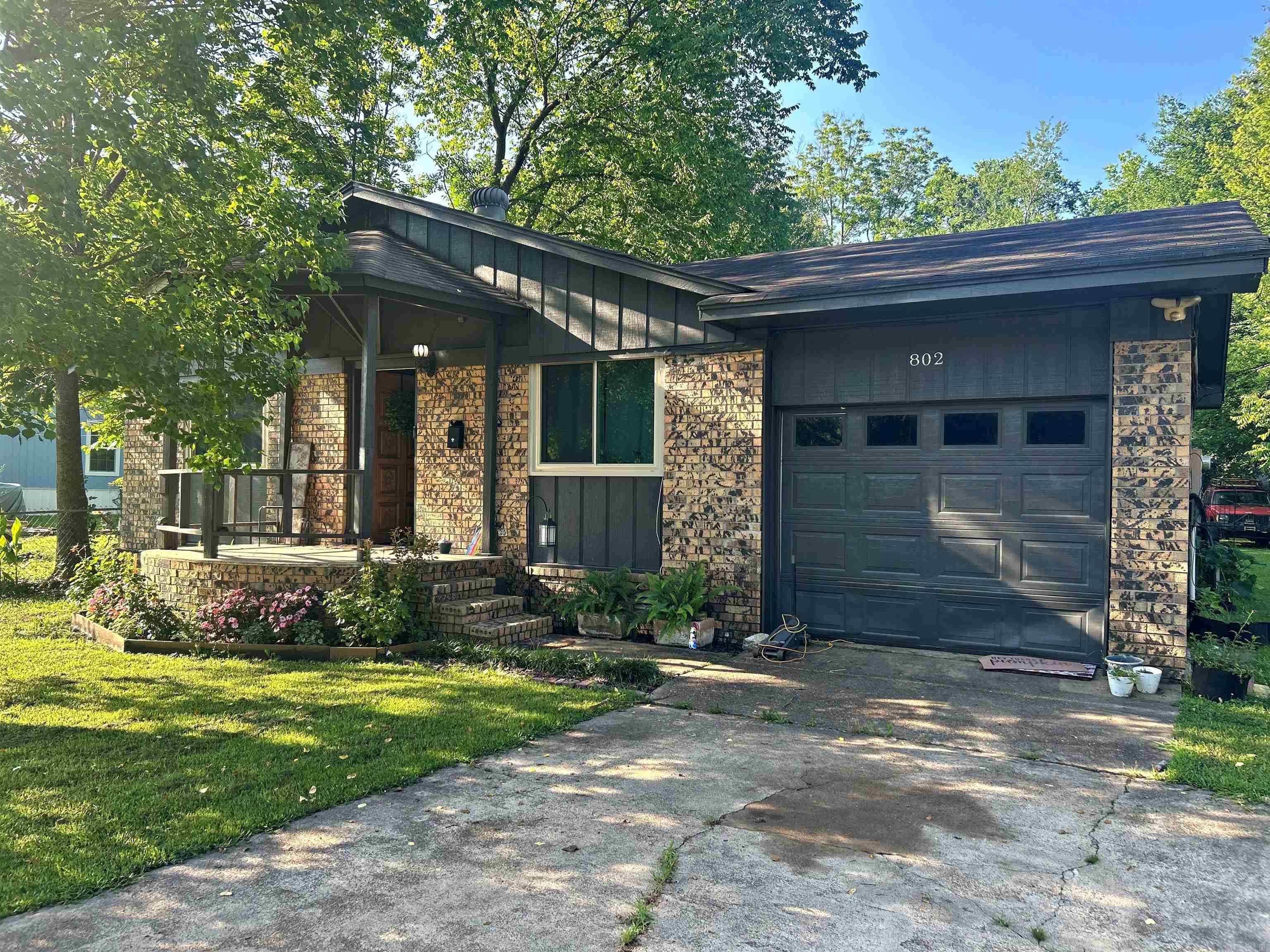 802 E Maple Street — photo