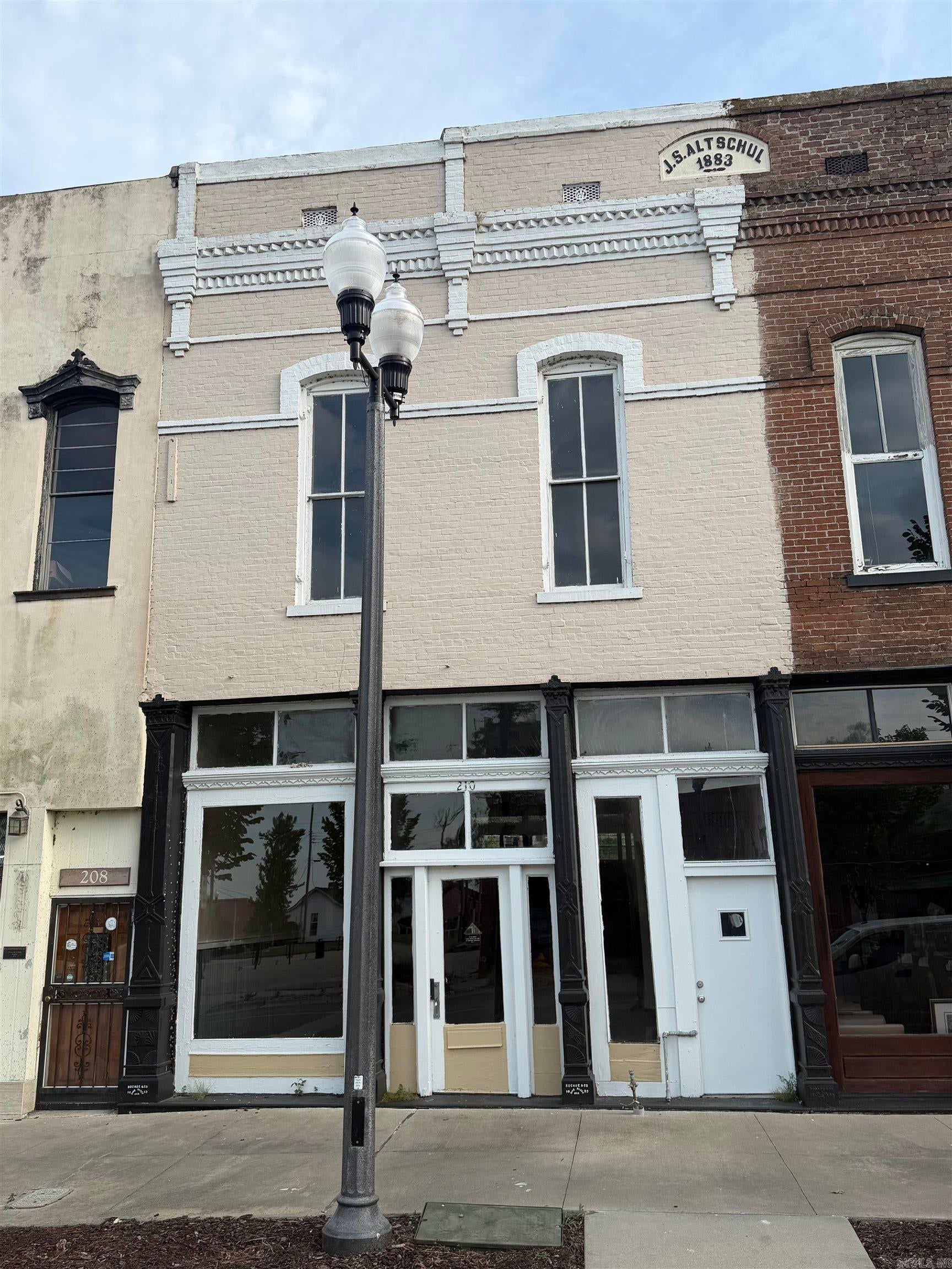 210 W Barraque Ave — photo