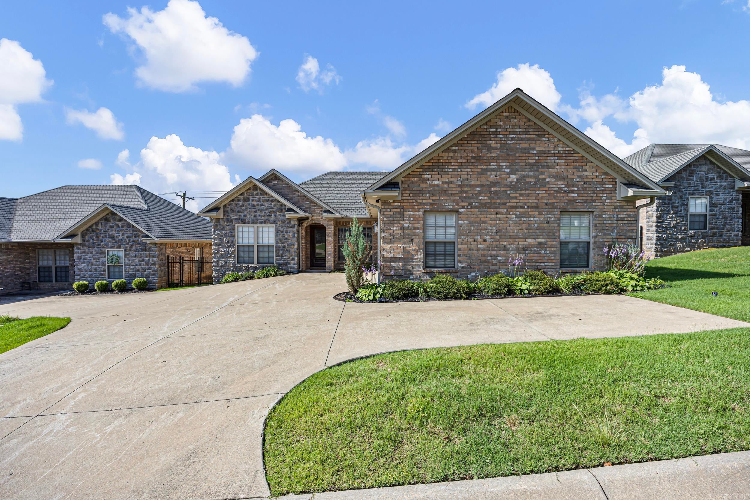 31 Village Court — photo