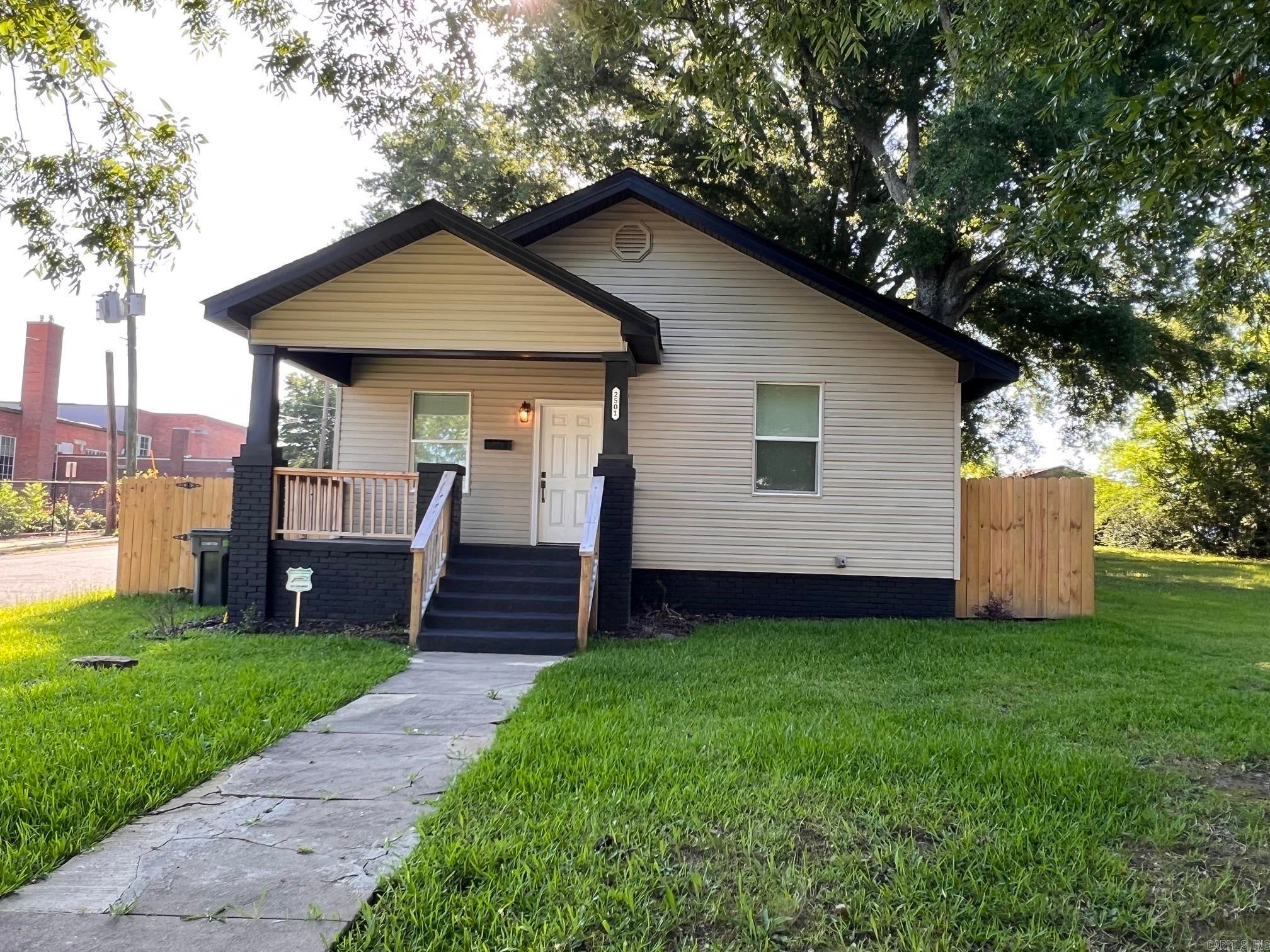 2501 Maple Street — photo