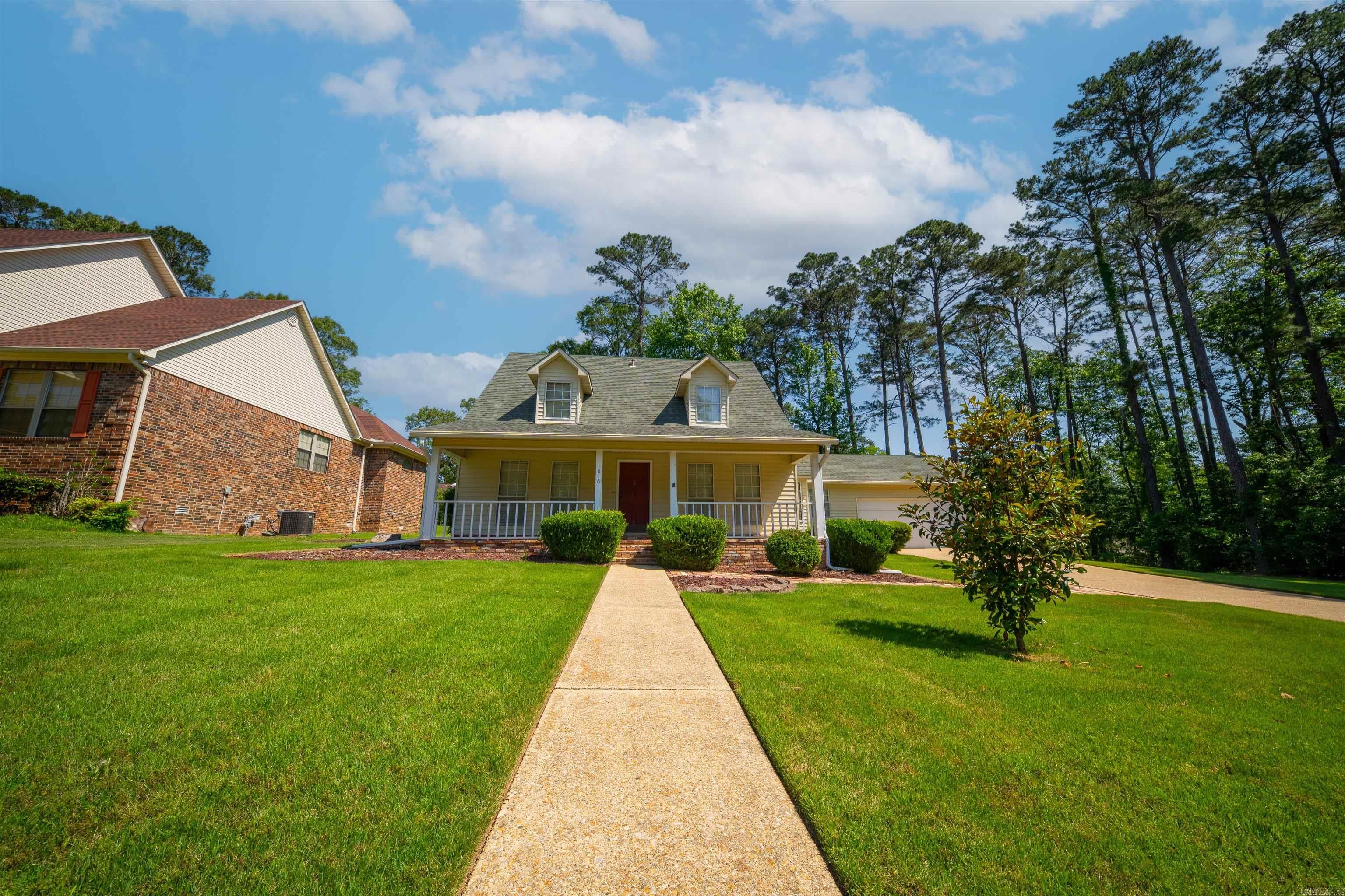 1016 Oakridge Drive — photo