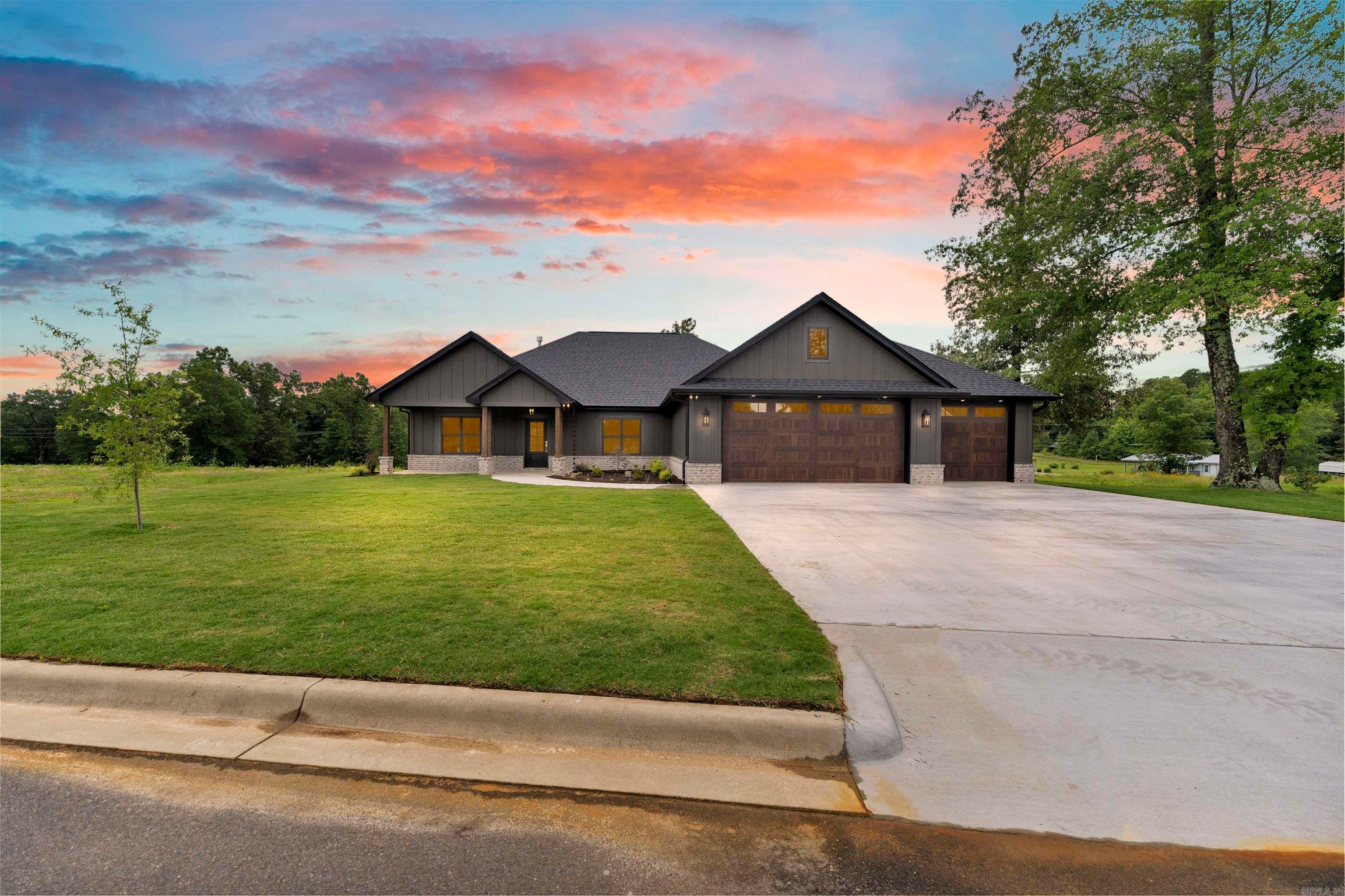 105 Laurie Dr — photo