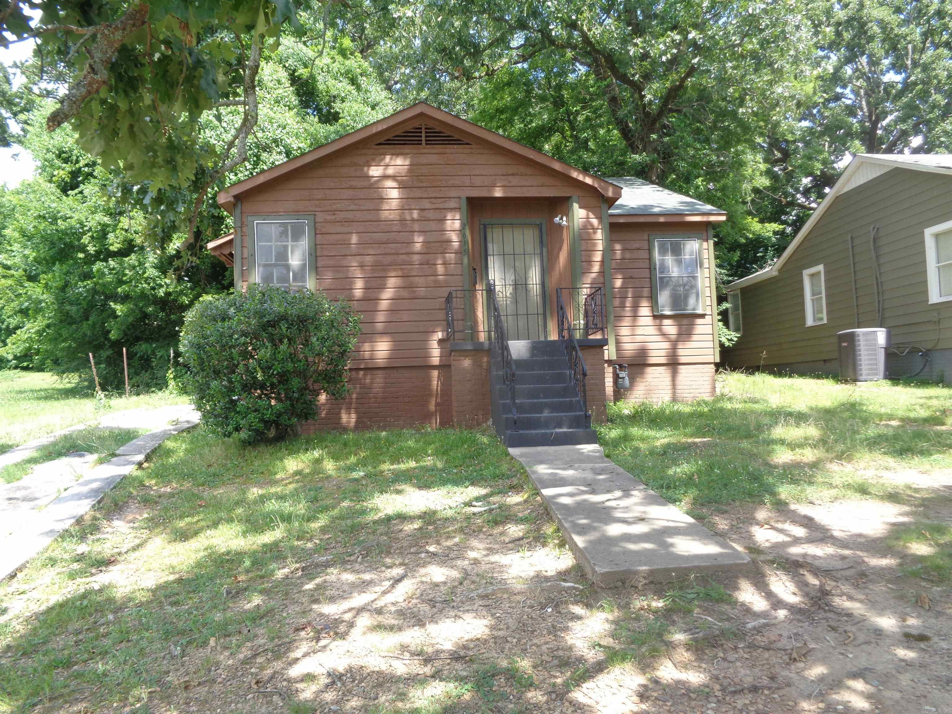 2615 S Summit Street — photo