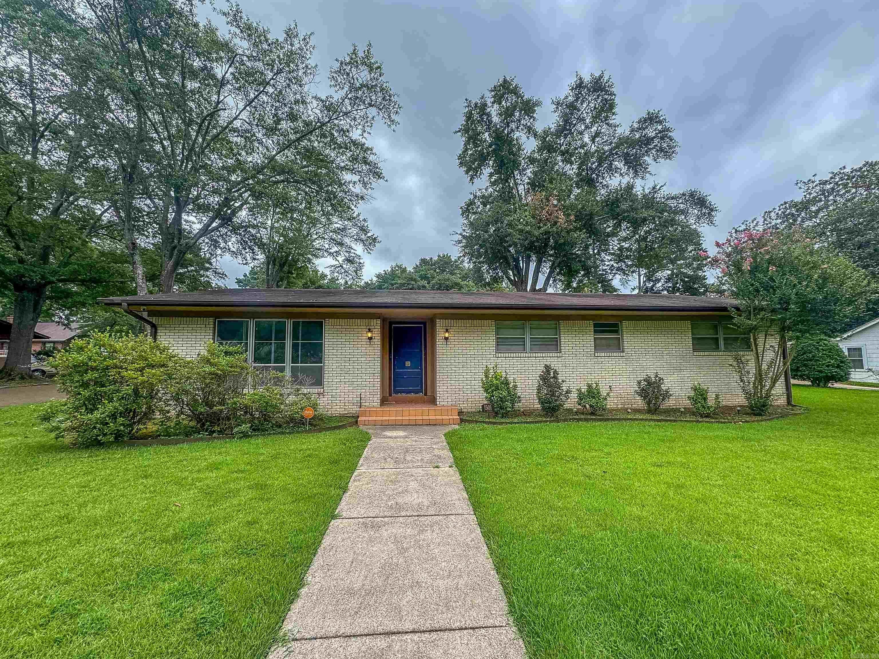 1501 W Faulkner Street — photo