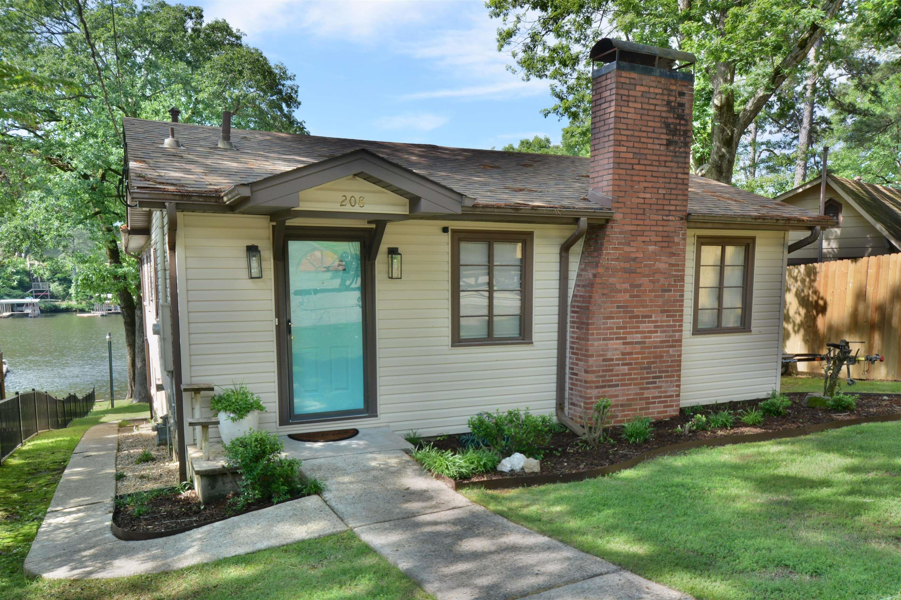 208 Edgewater Circle — photo