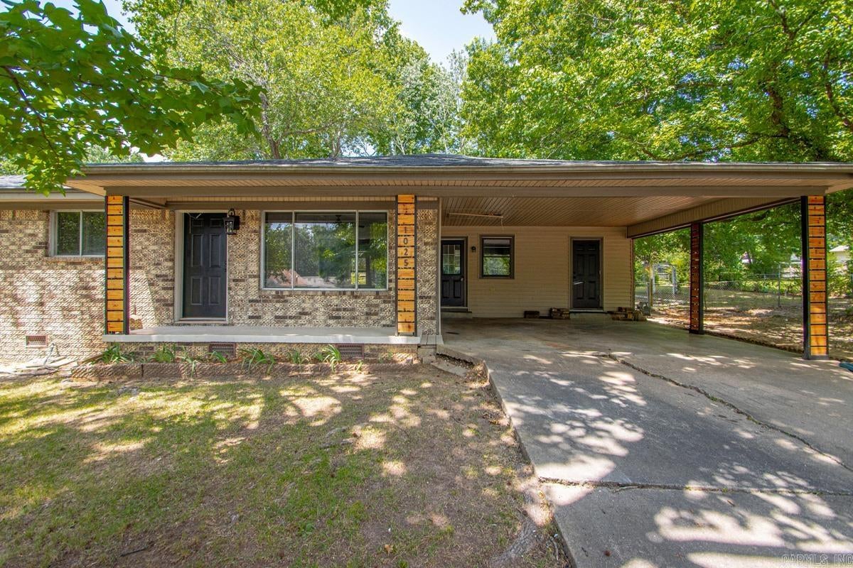 1025 Oakhurst Street — photo