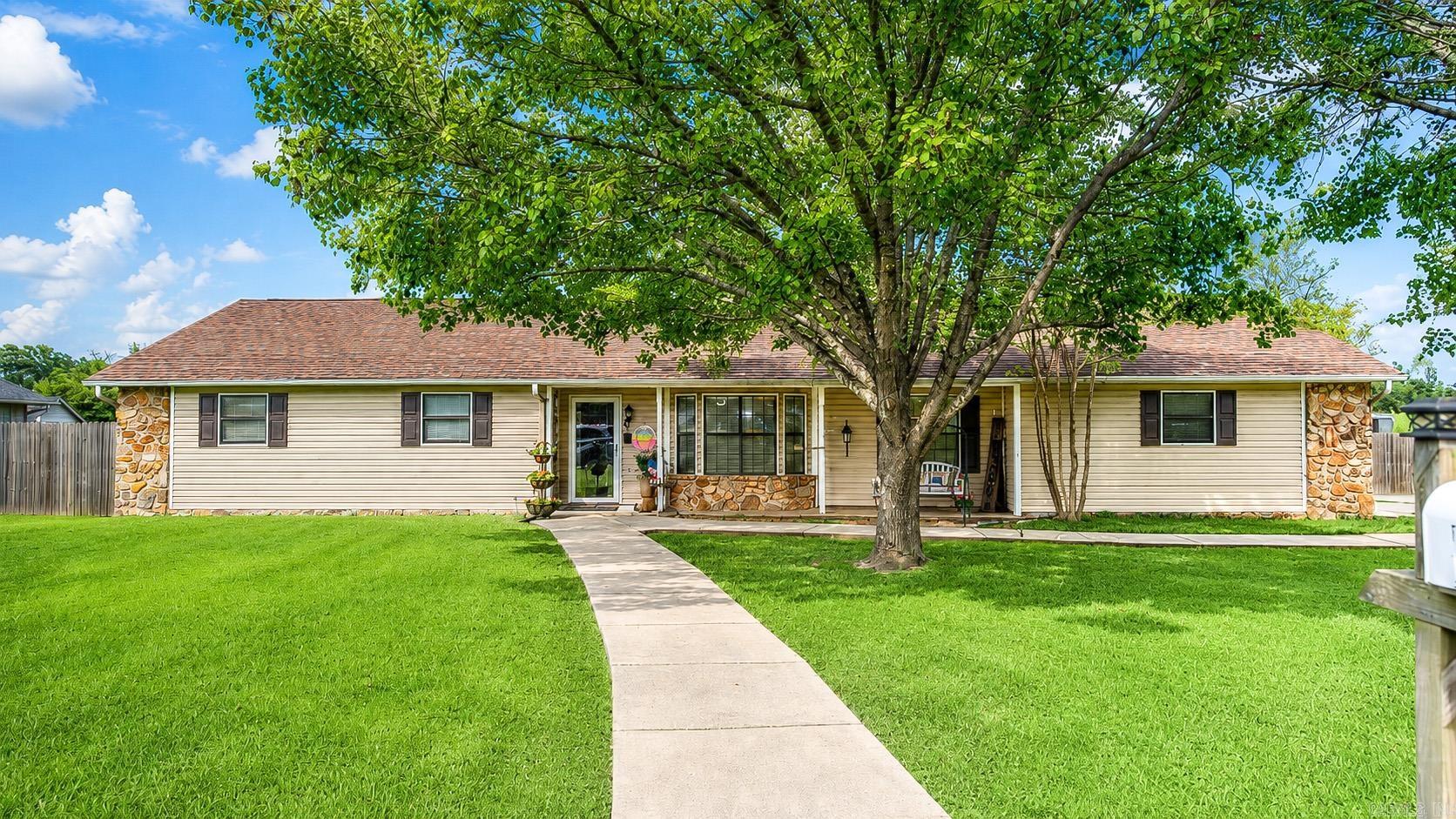 821 Green Oaks — photo