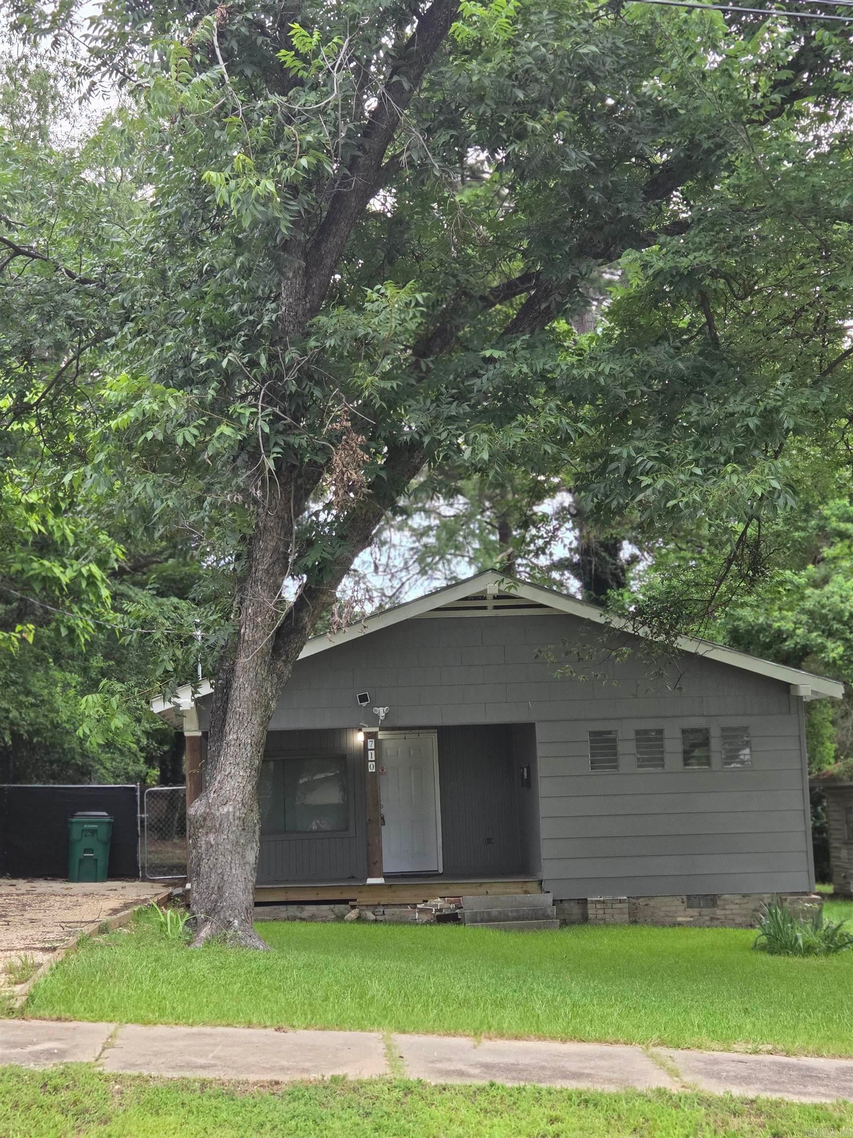 710 E Elm Street — photo