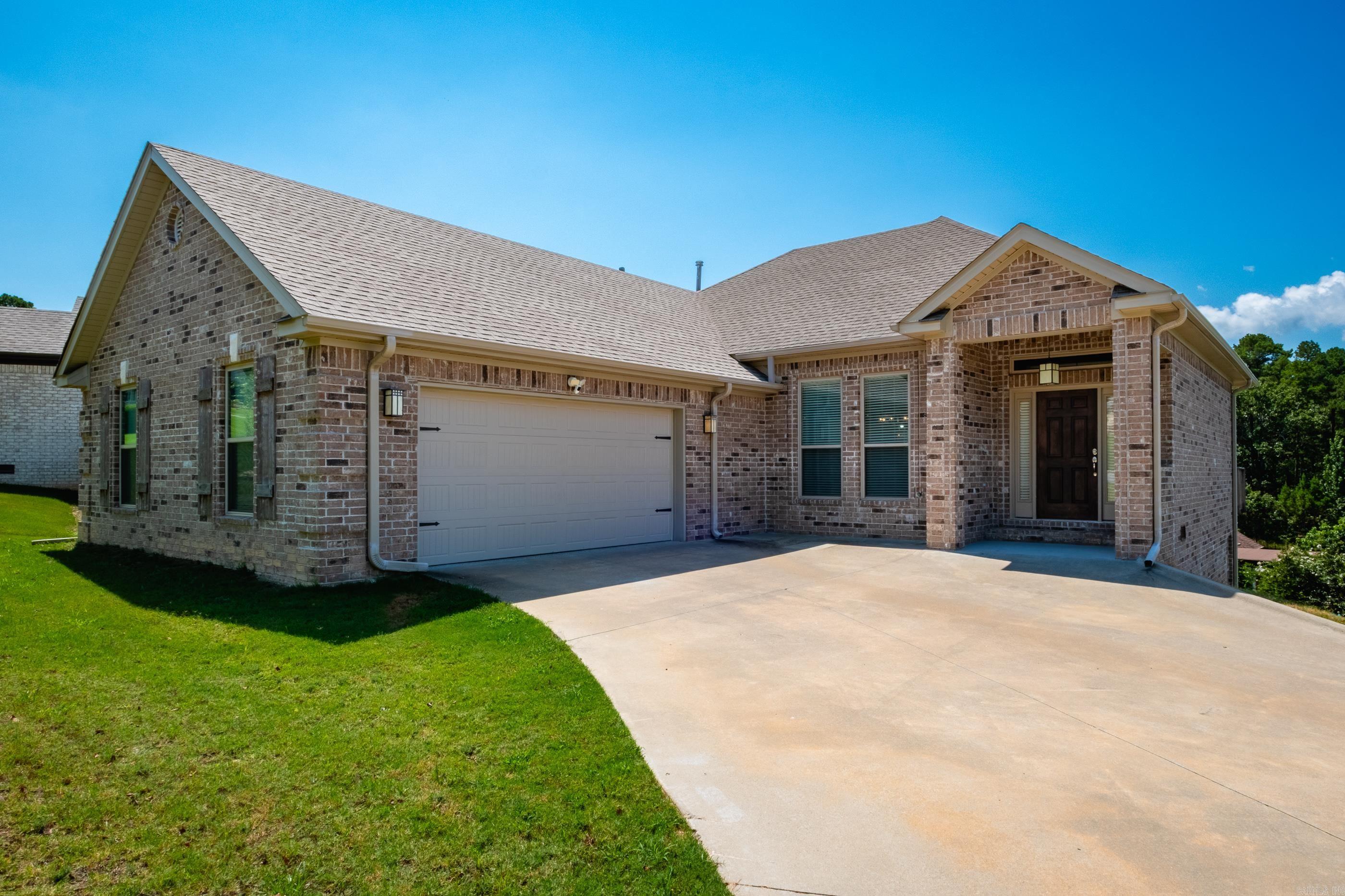 12 Majestic Court — photo
