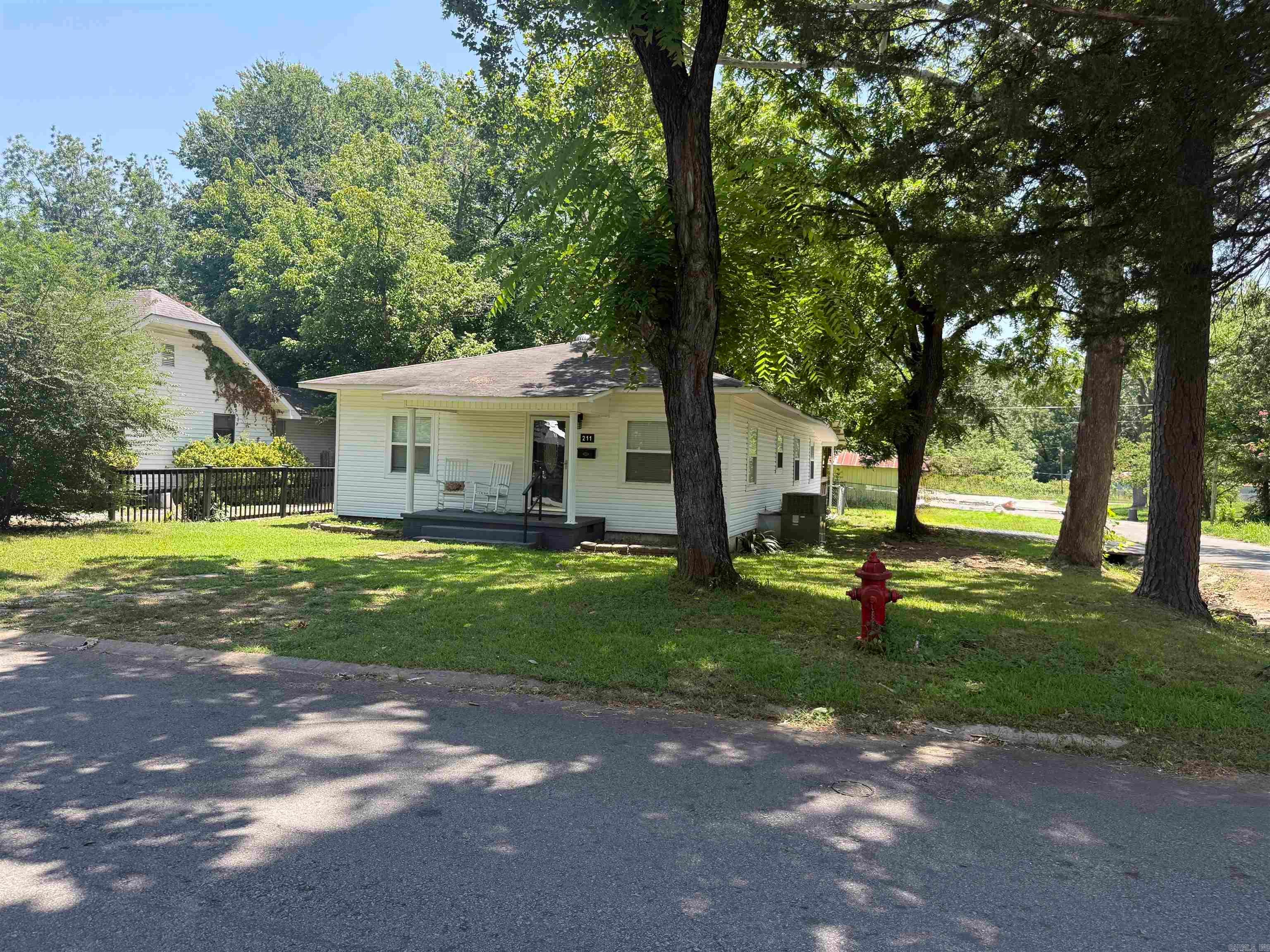 211 W Quitman Street — photo