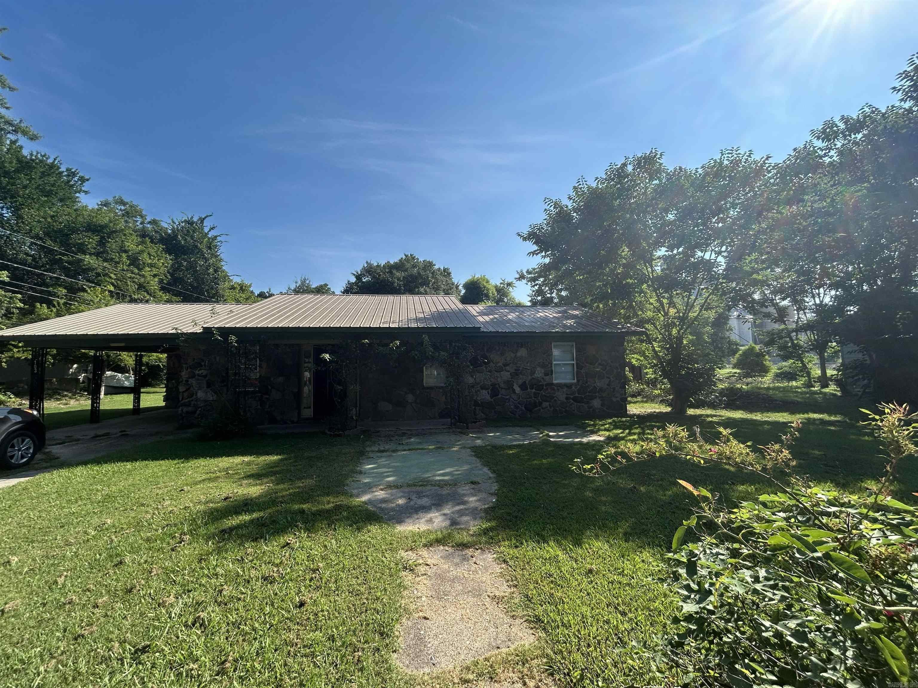 103 E Yelverton — photo