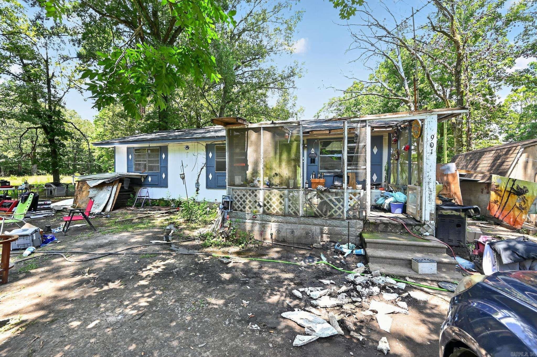 901 Mockingbird Lane — photo