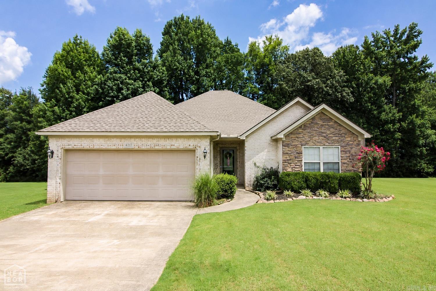 4717 Lochmoor Circle — photo