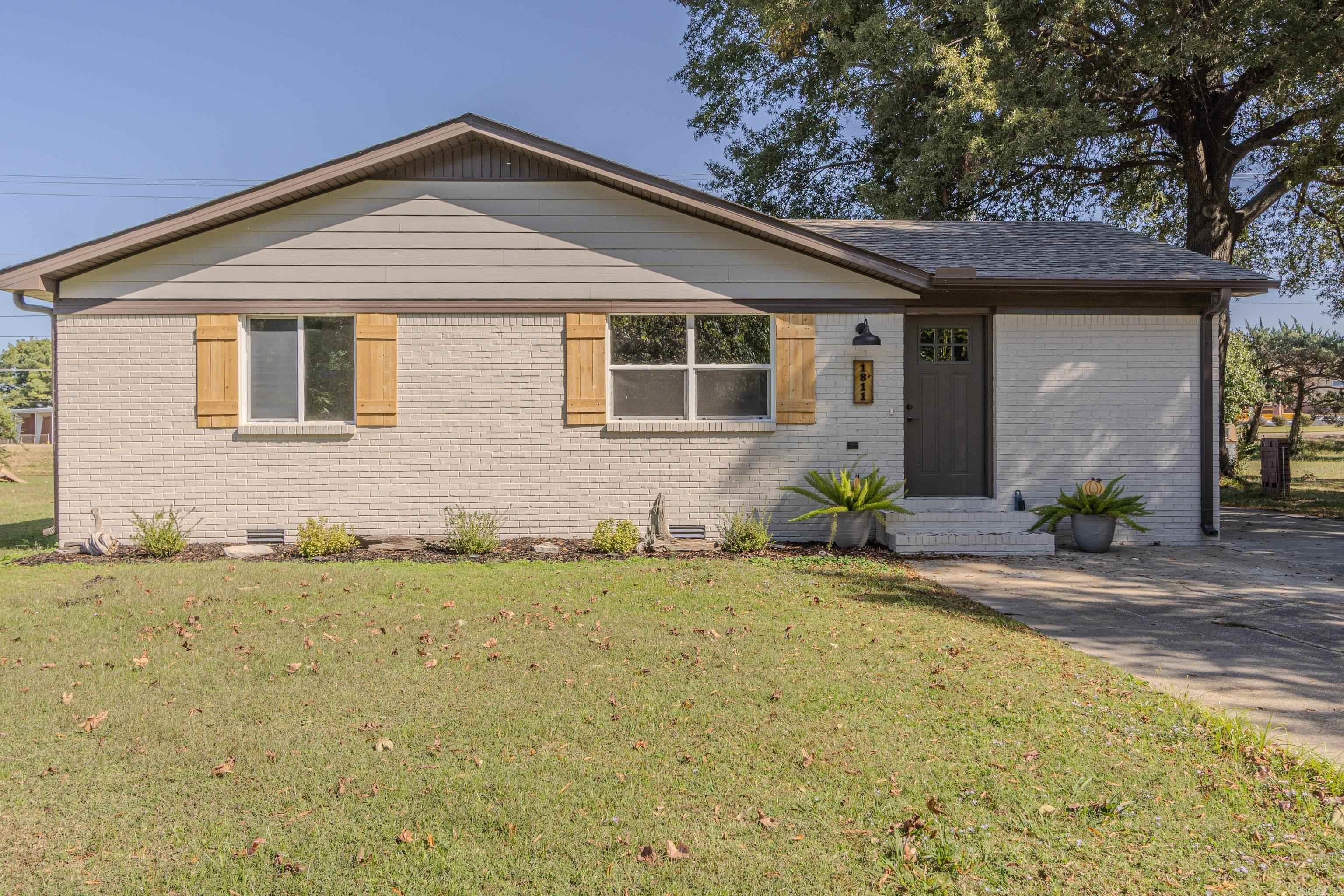 1811 Magnolia Lane — photo