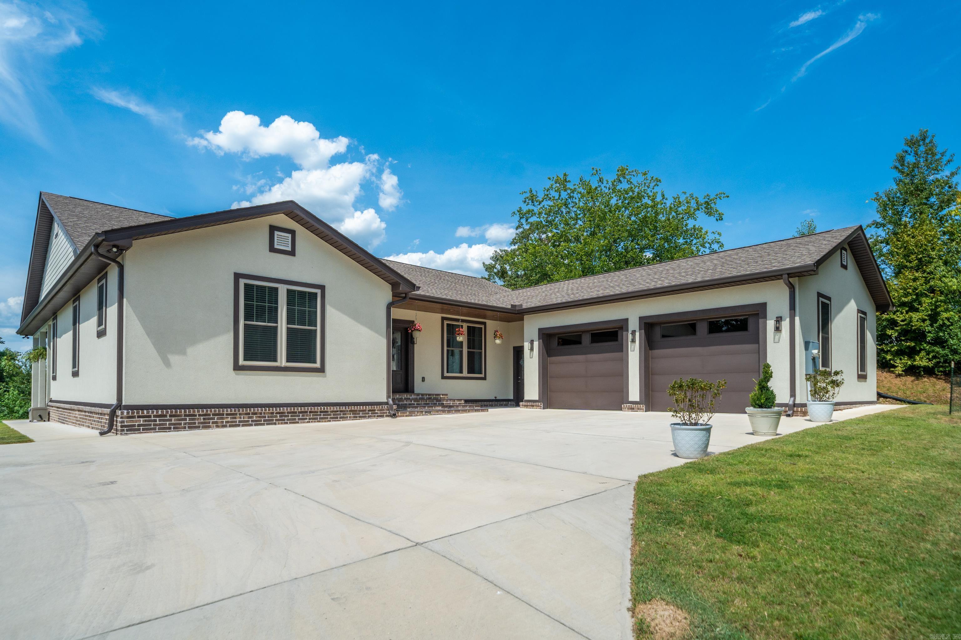 324 Coachlight Road — photo