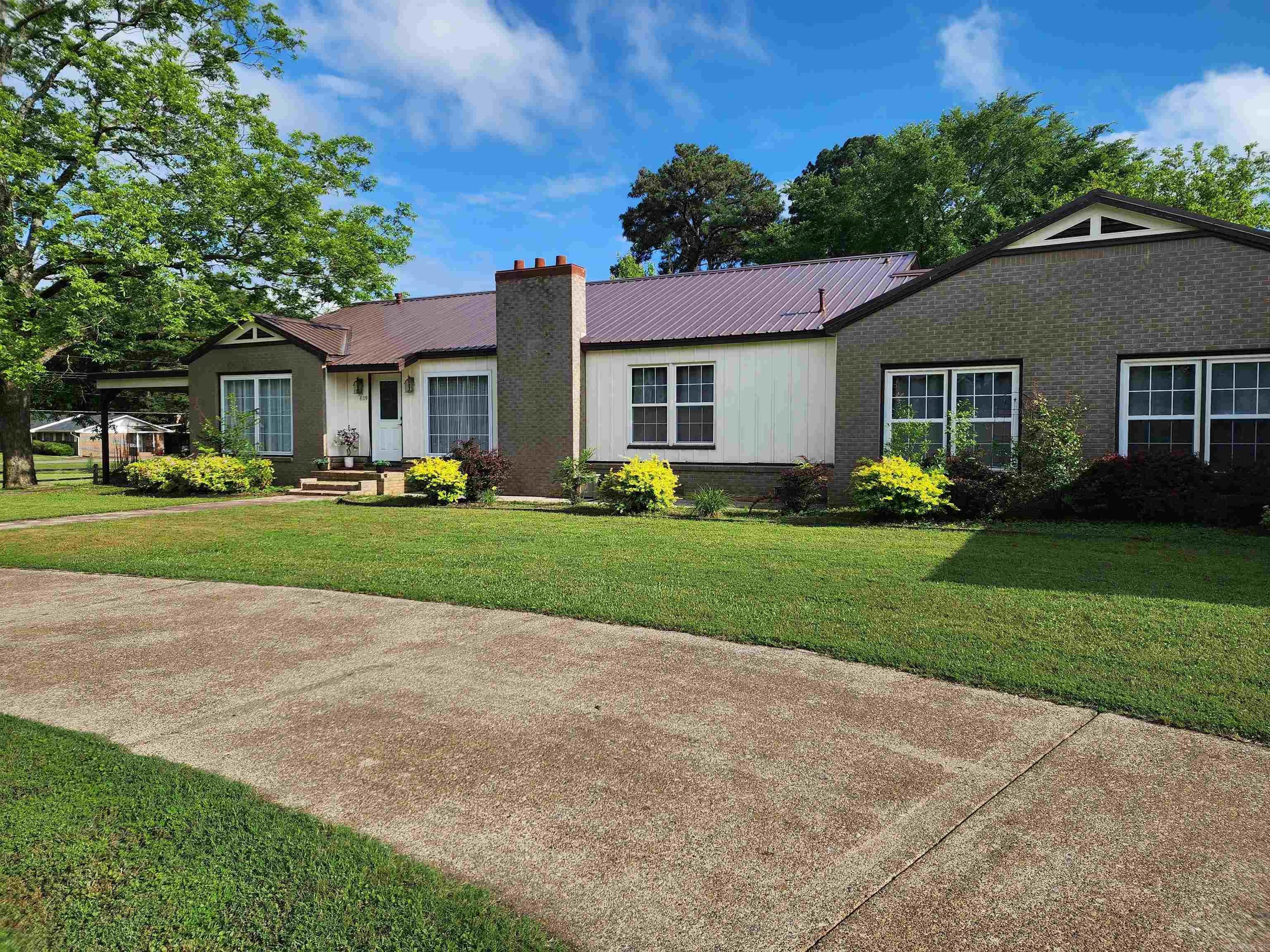 809 W Johnson Street — photo