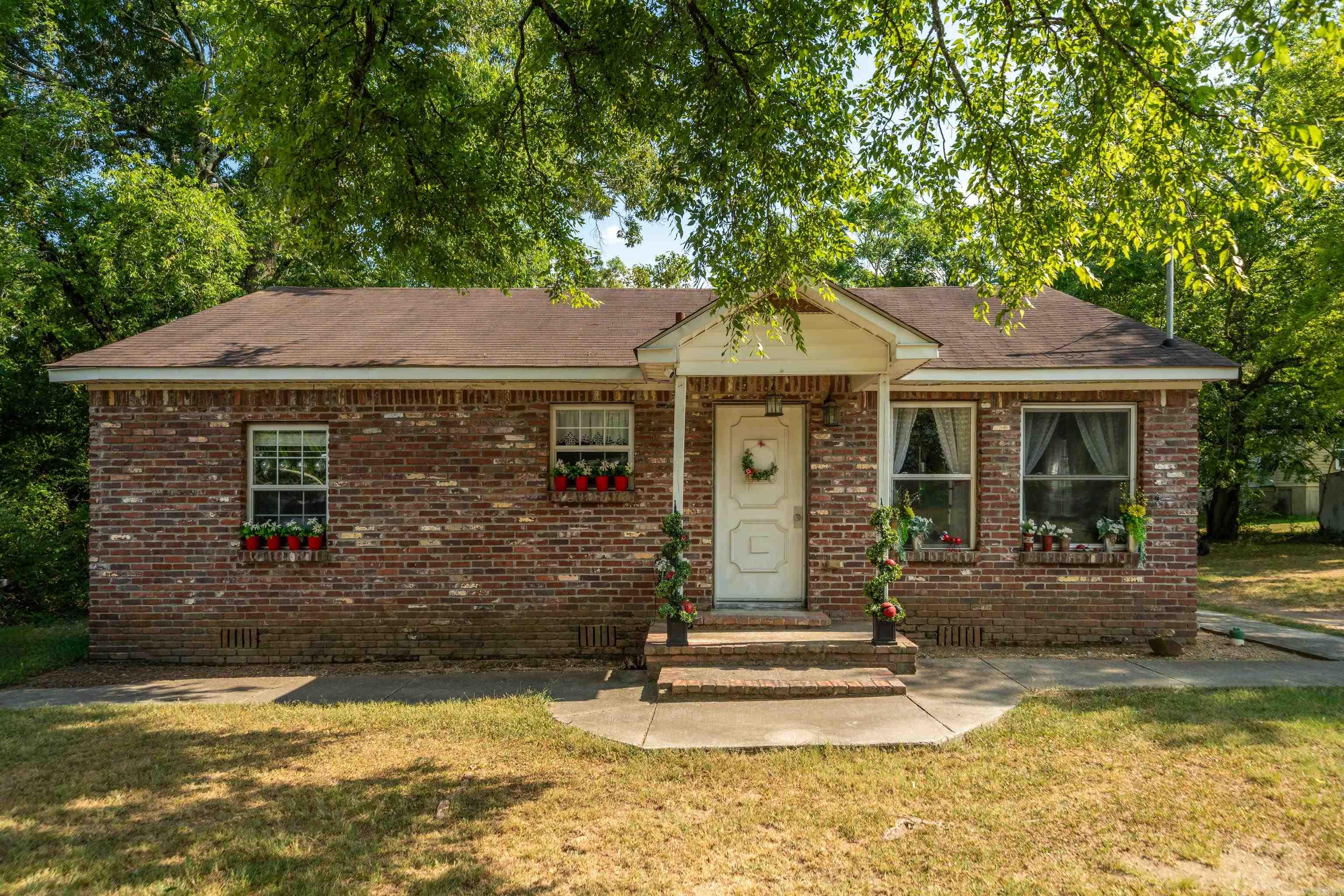 301 Dexter Street — photo