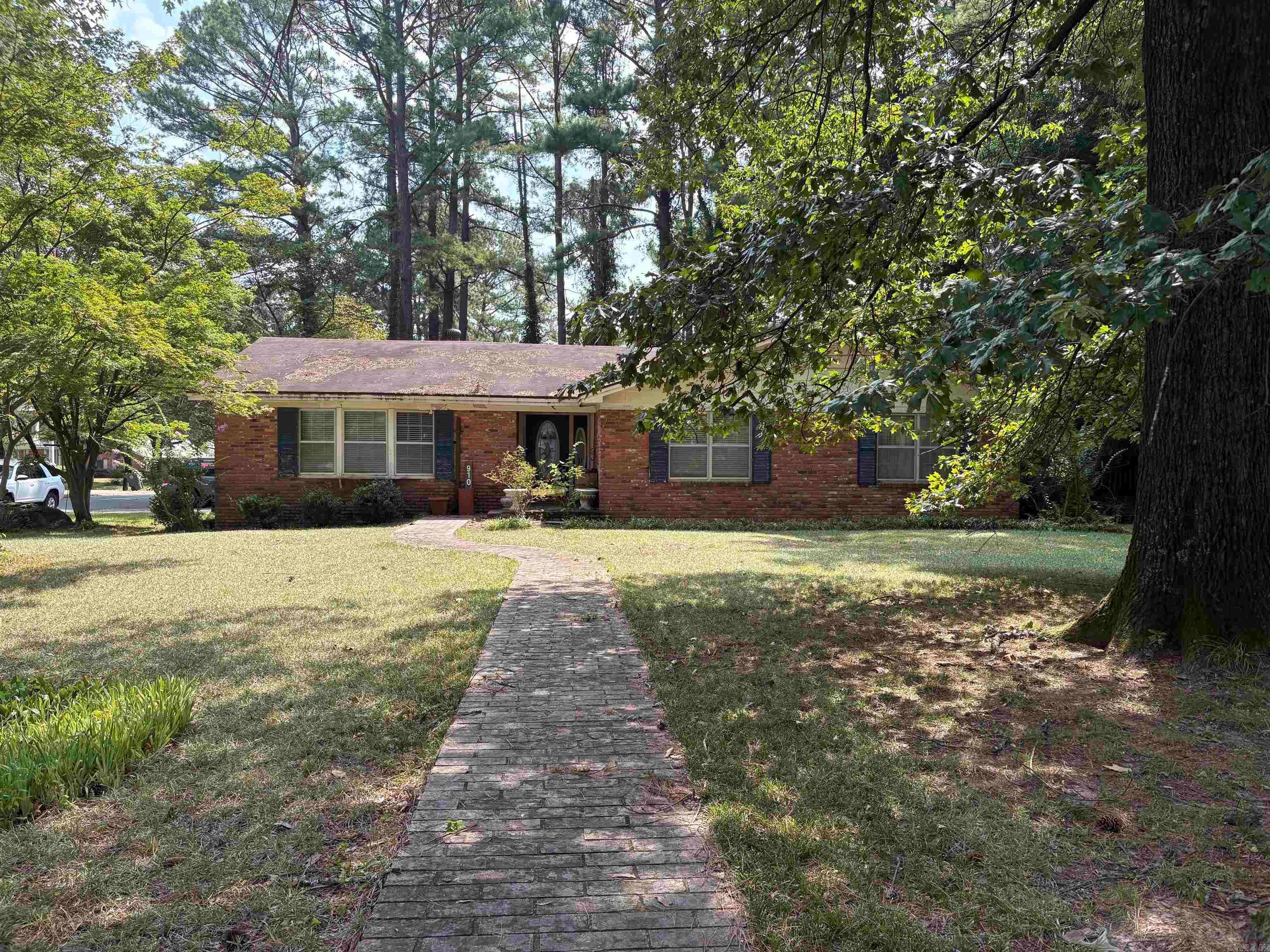 910 Sunnyhill — photo