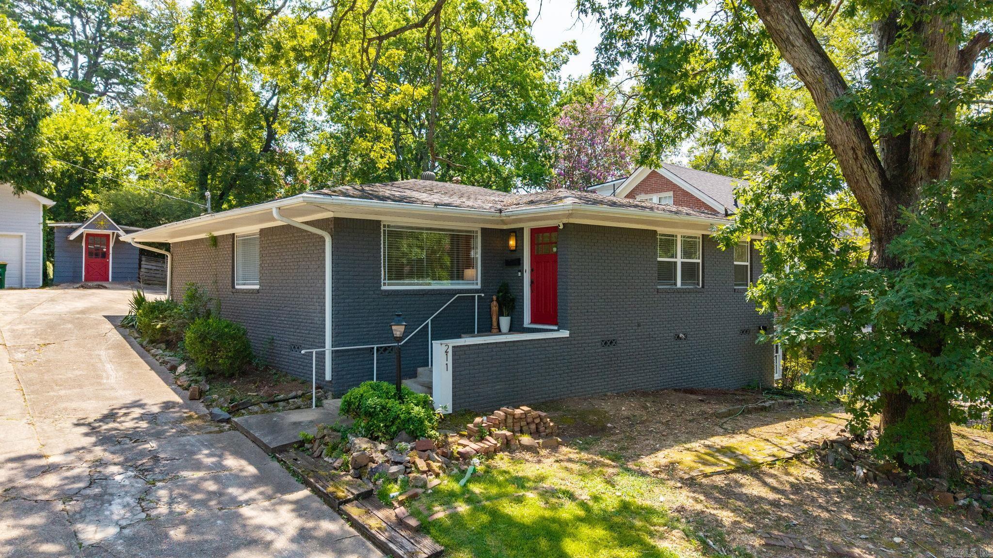 211 Colonial Court — photo