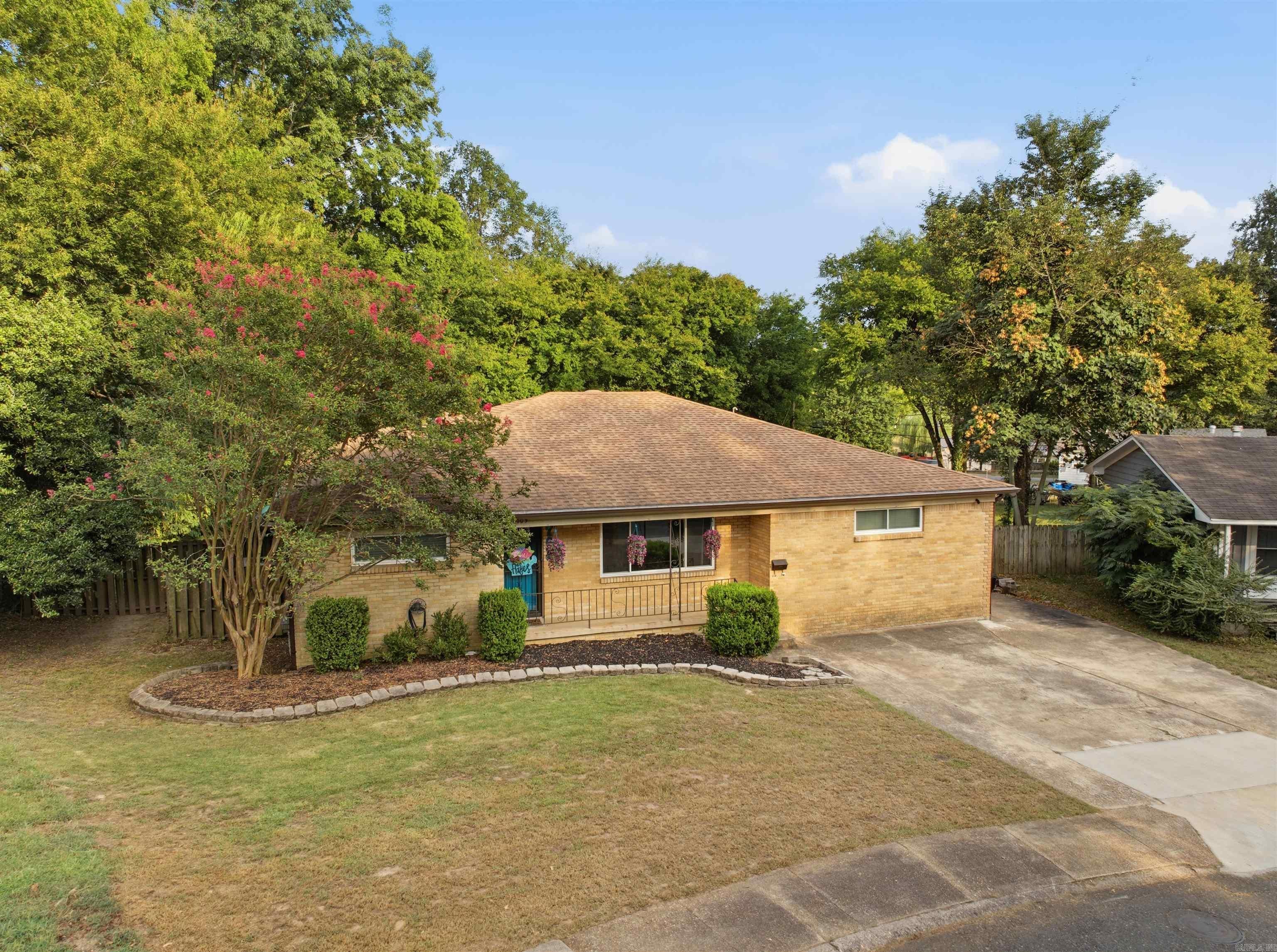 705 Oakwood Drive — photo