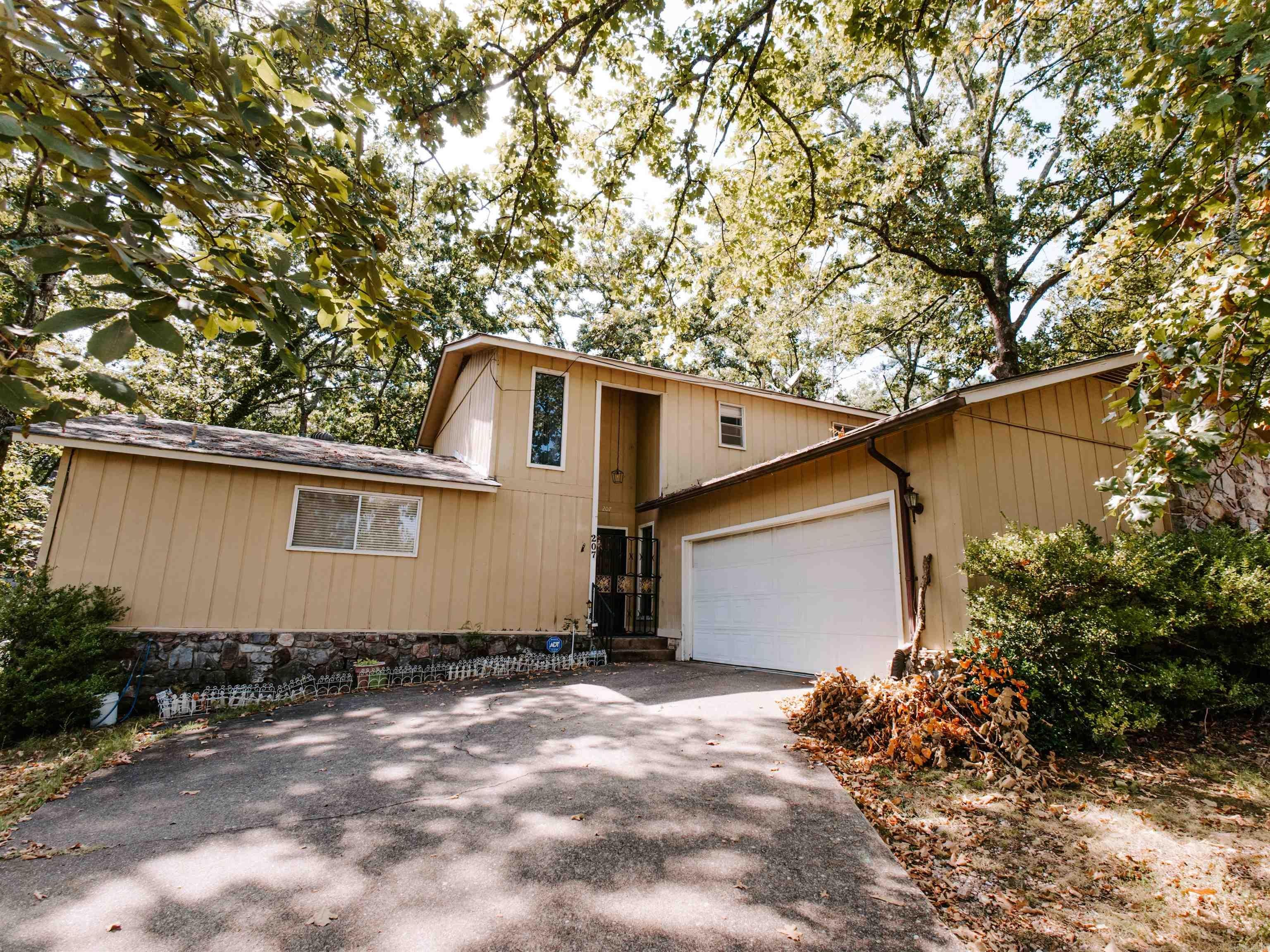 207 Brookhollow Court — photo