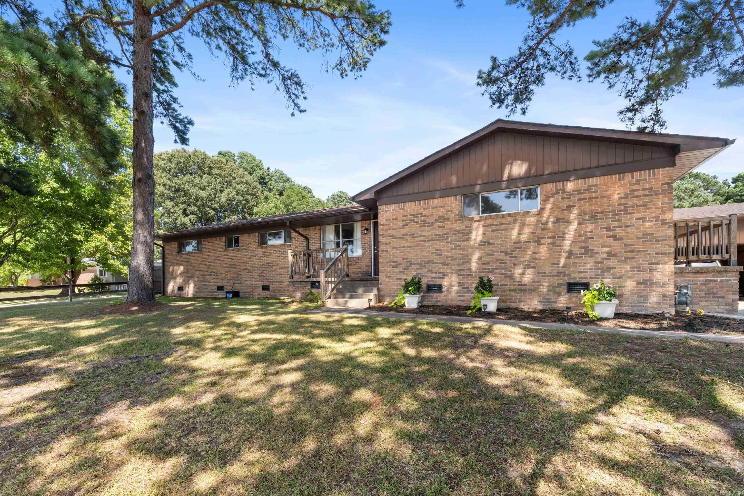 1821 E Lakeview Drive — photo