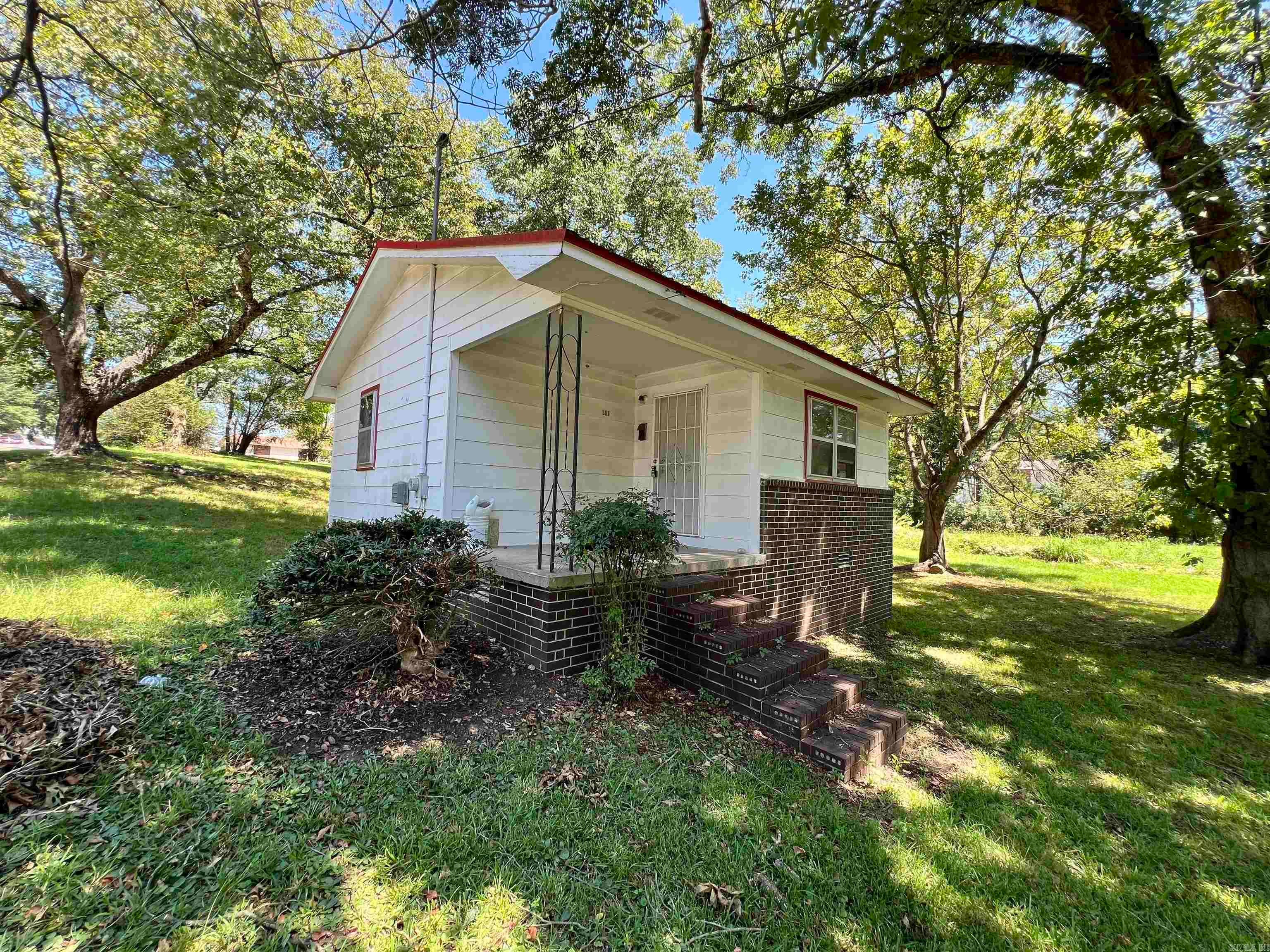 301 Pecan Street — photo
