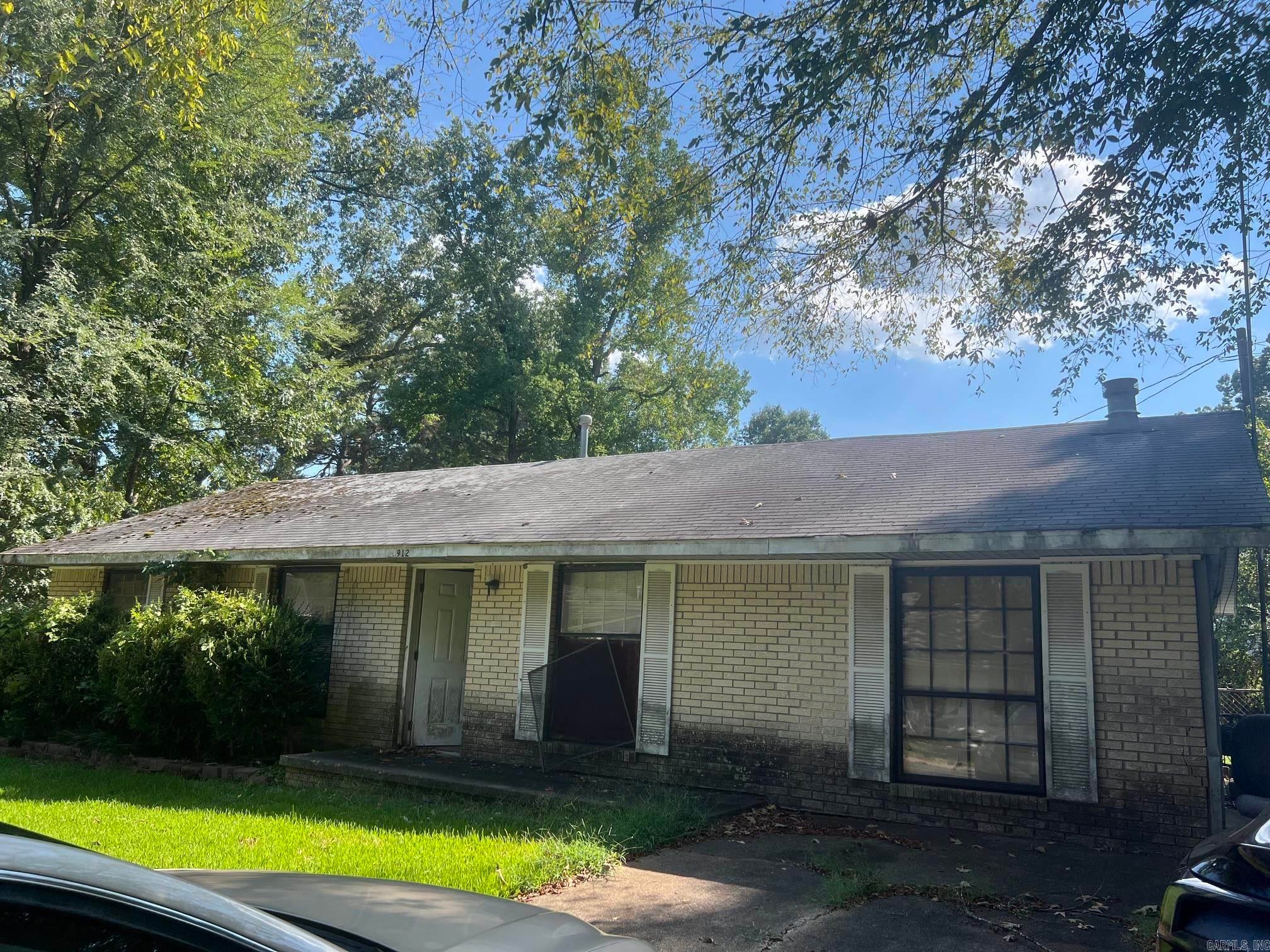 912 Edgehill Dr — photo