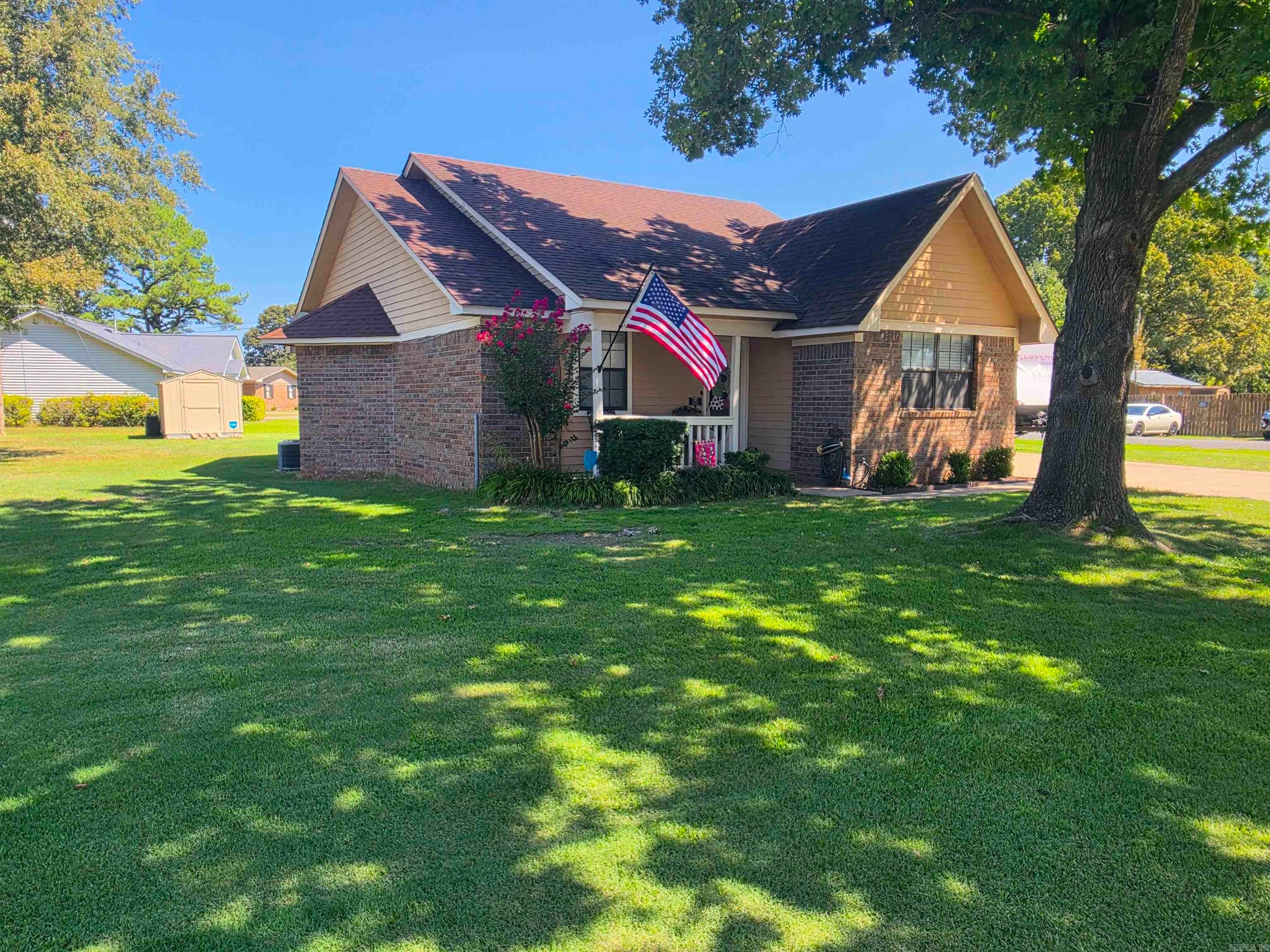 410 Lynn Ln — photo