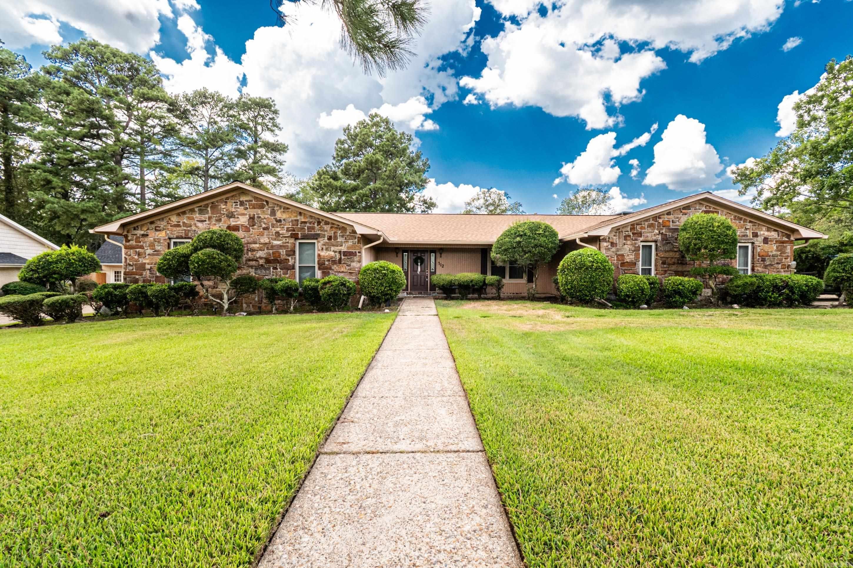 712 Woodview Dr — photo